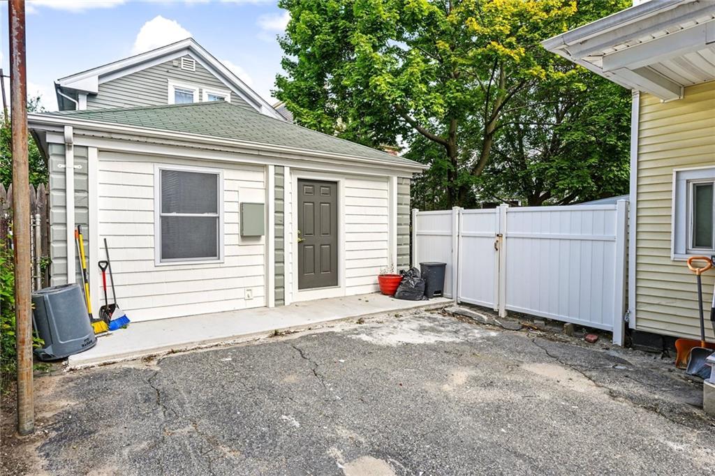 211 Carpenter Street Property Photo 30