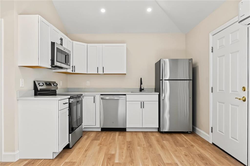 211 Carpenter Street Property Photo 32