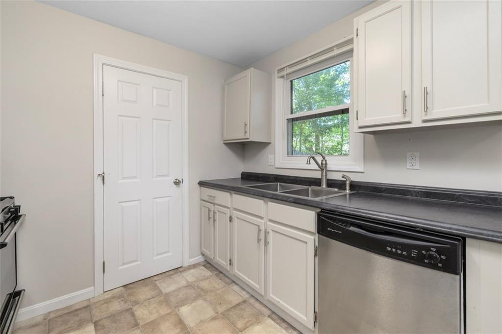 131 133 Kenyon Avenue Property Photo 9