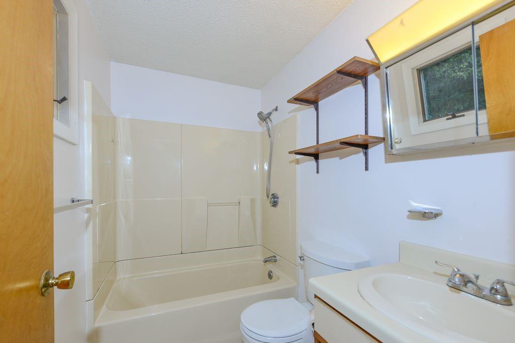 29 West Castle Way Unit B Property Photo 11