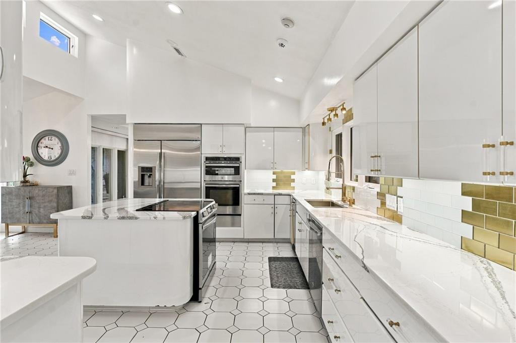 2 Elden Court Property Photo 8