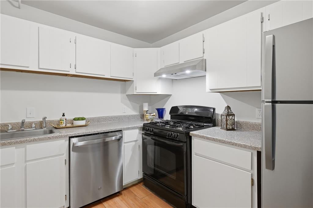752 Quaker Lane Unit B207 Property Photo 8