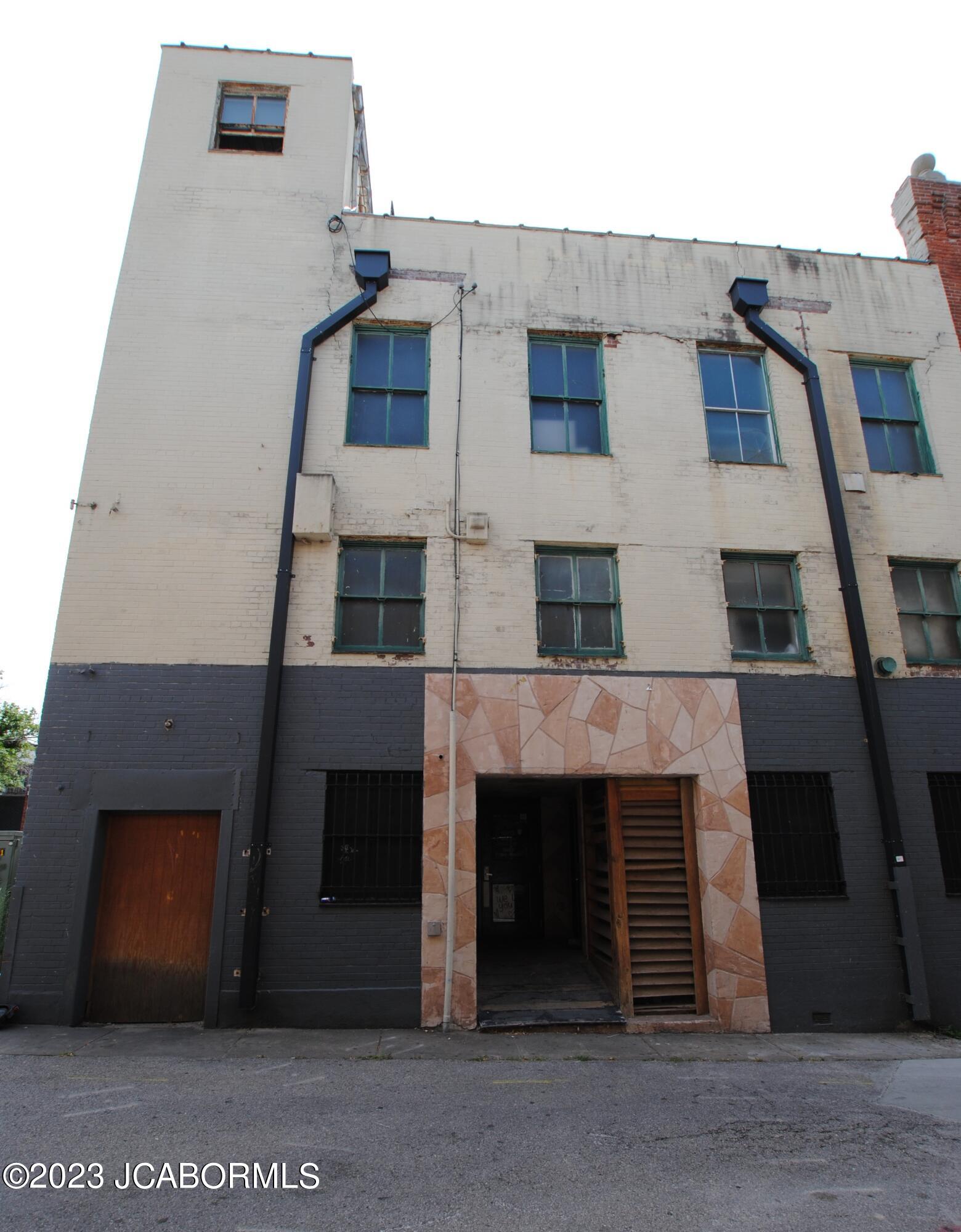 215 E High Street Property Photo 6