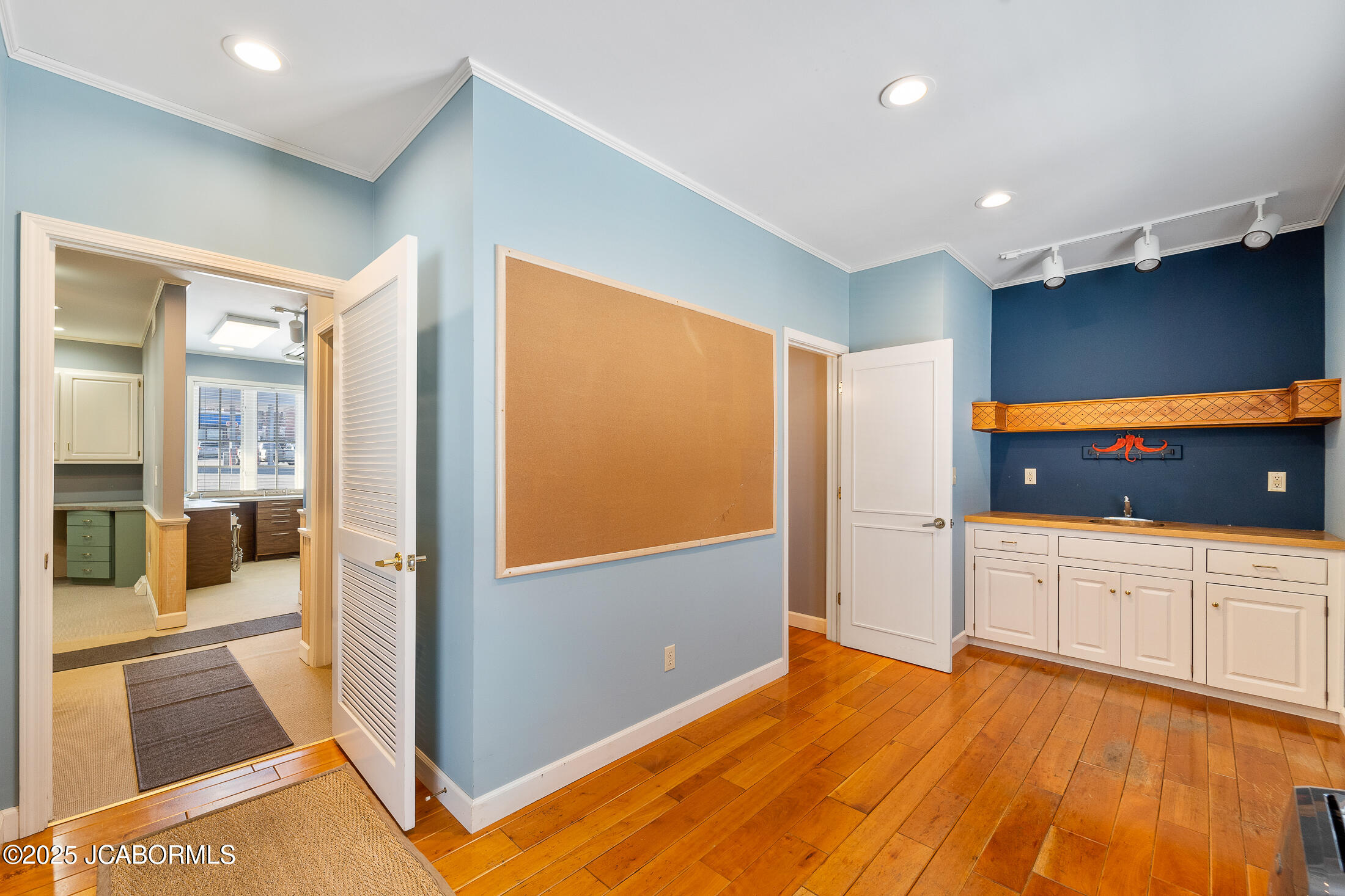 1000 BLUFF STREET Property Photo 1