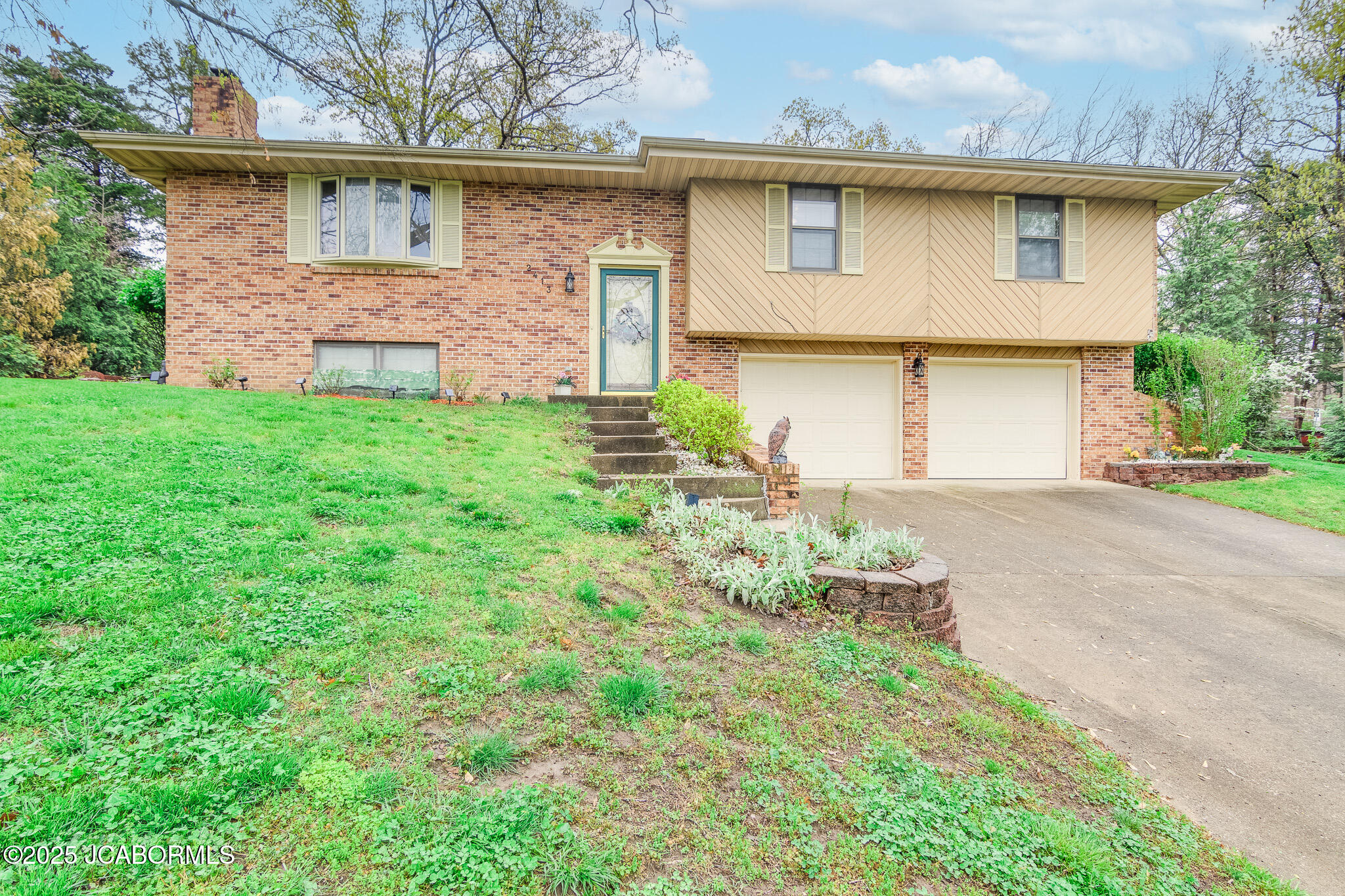 2413 Parkcrest Drive Property Photo 1