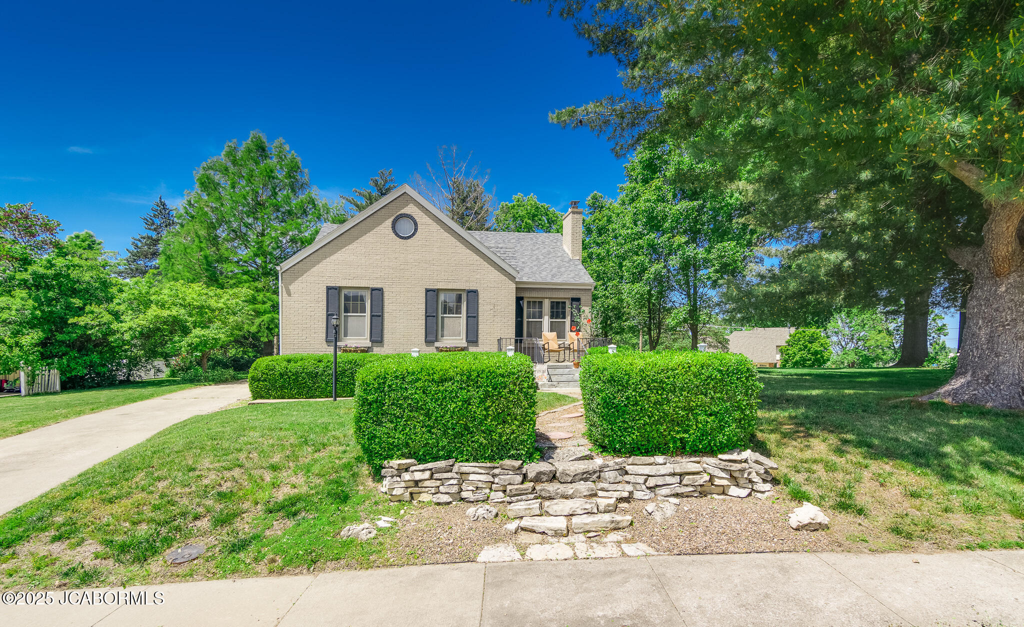 1912 Hayselton Drive Property Photo 1