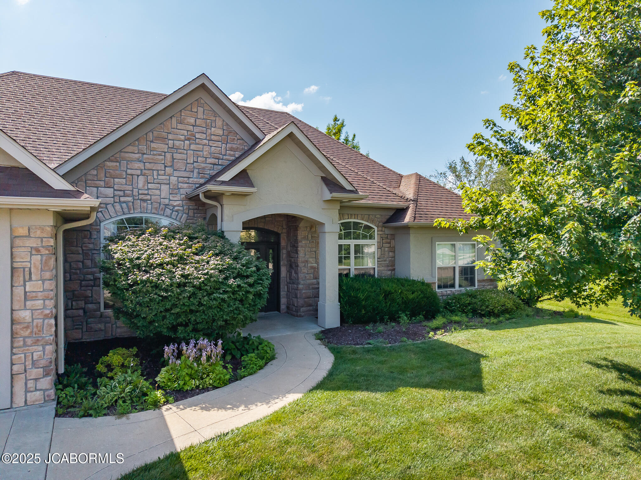 975 EAGLE POINT DRIVE Property Photo 1