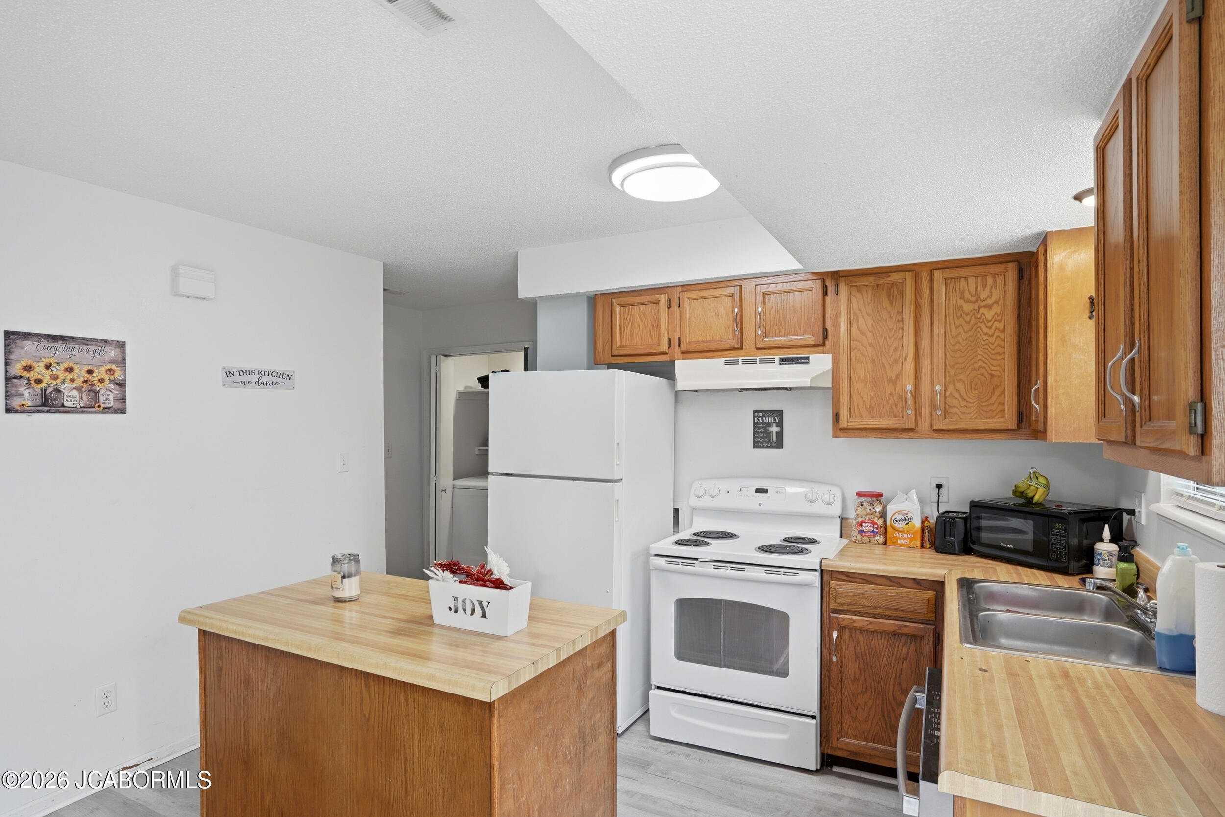 303 E Liberty Lane A&b Property Photo 13