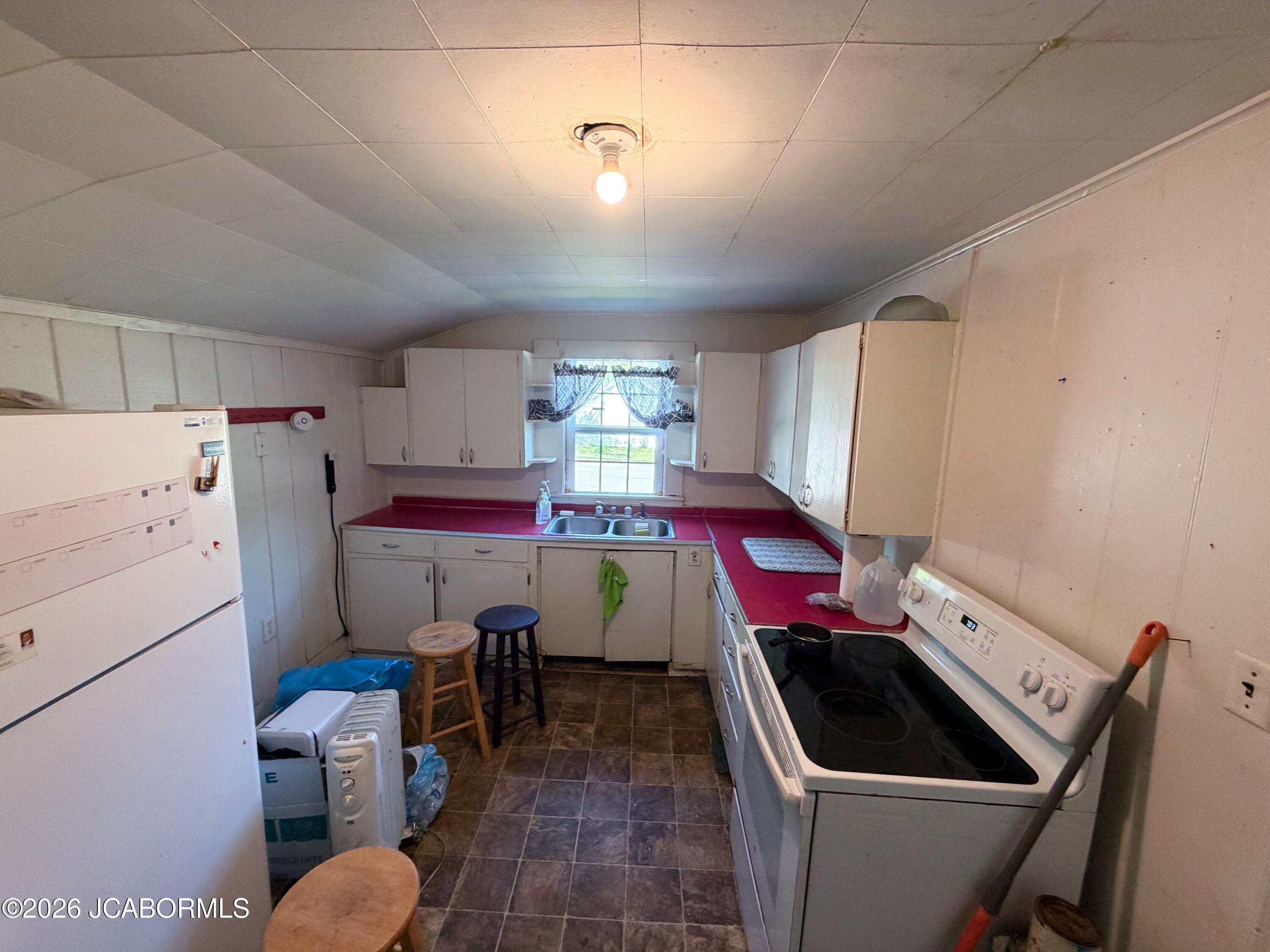 801 W 7th Street Property Photo 5