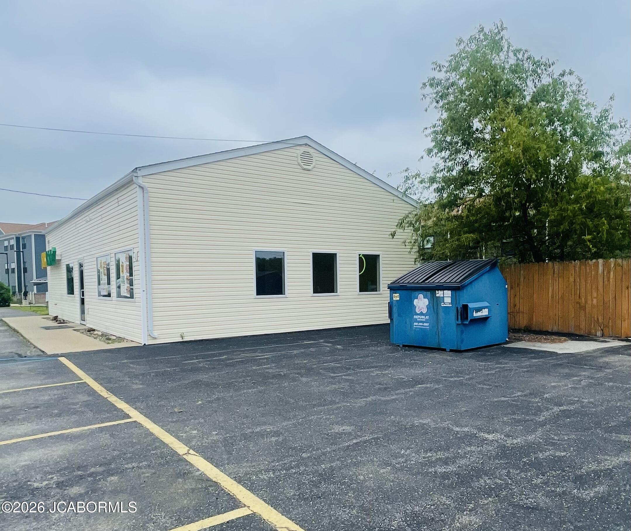 1025 E Main Street Property Photo 4