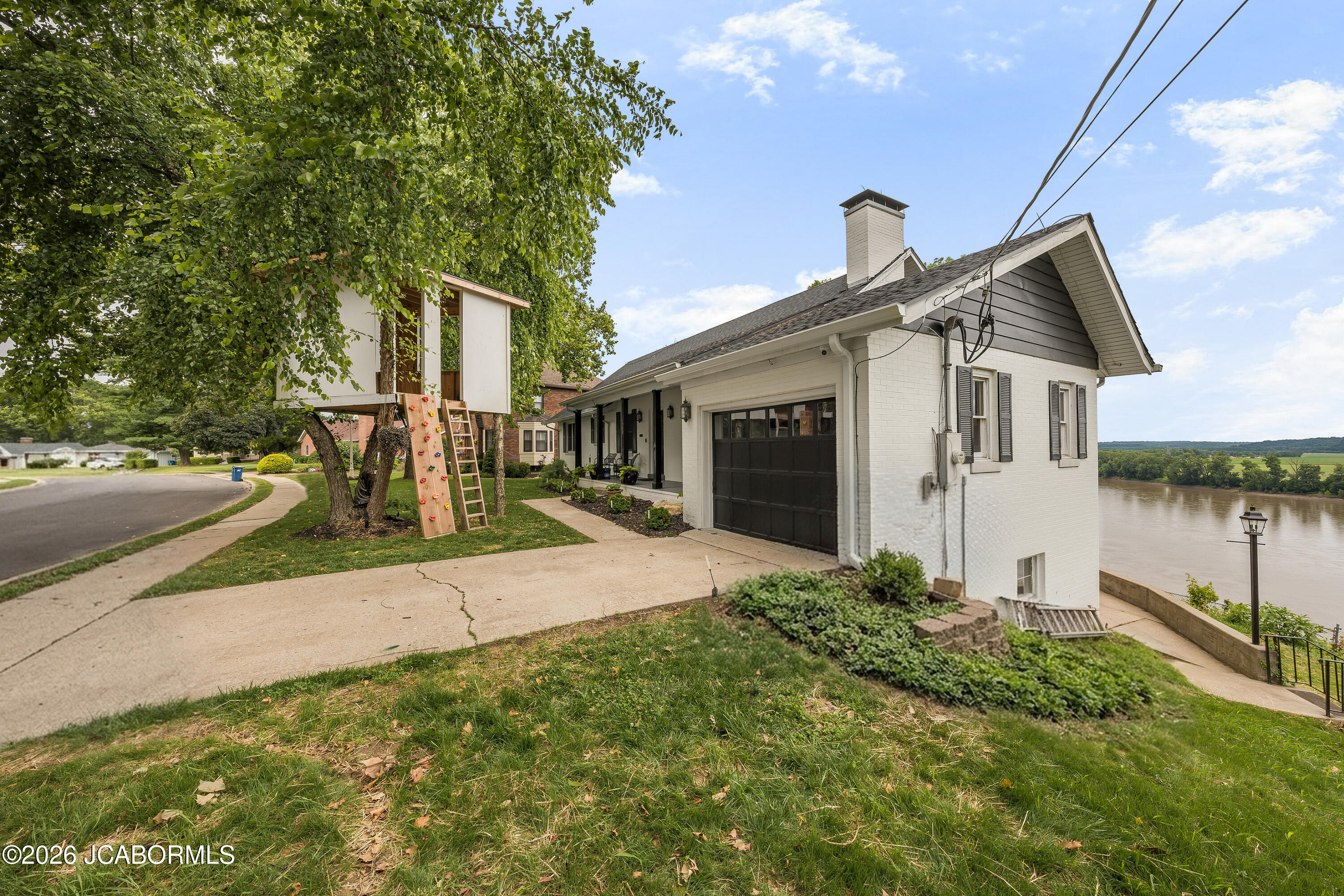 1900 Hayselton Drive Property Photo 2