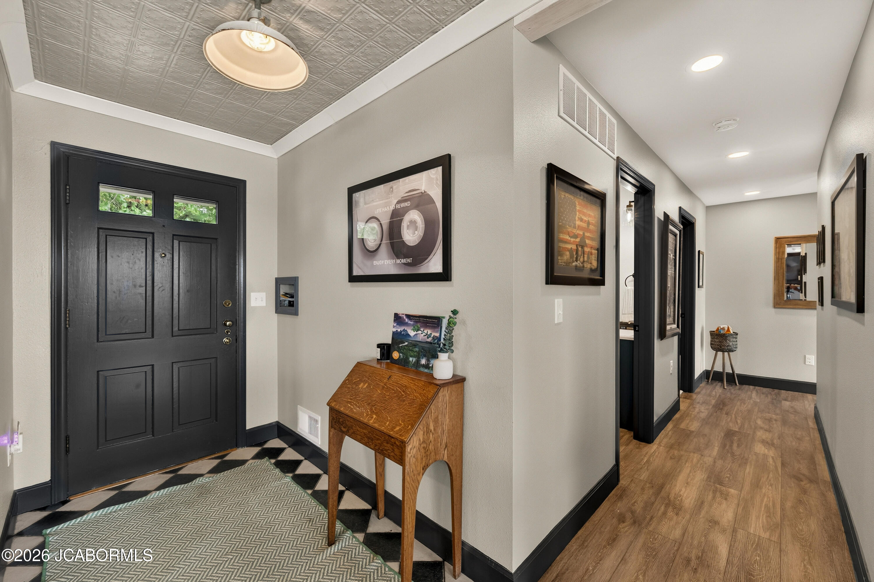 1900 Hayselton Drive Property Photo 4