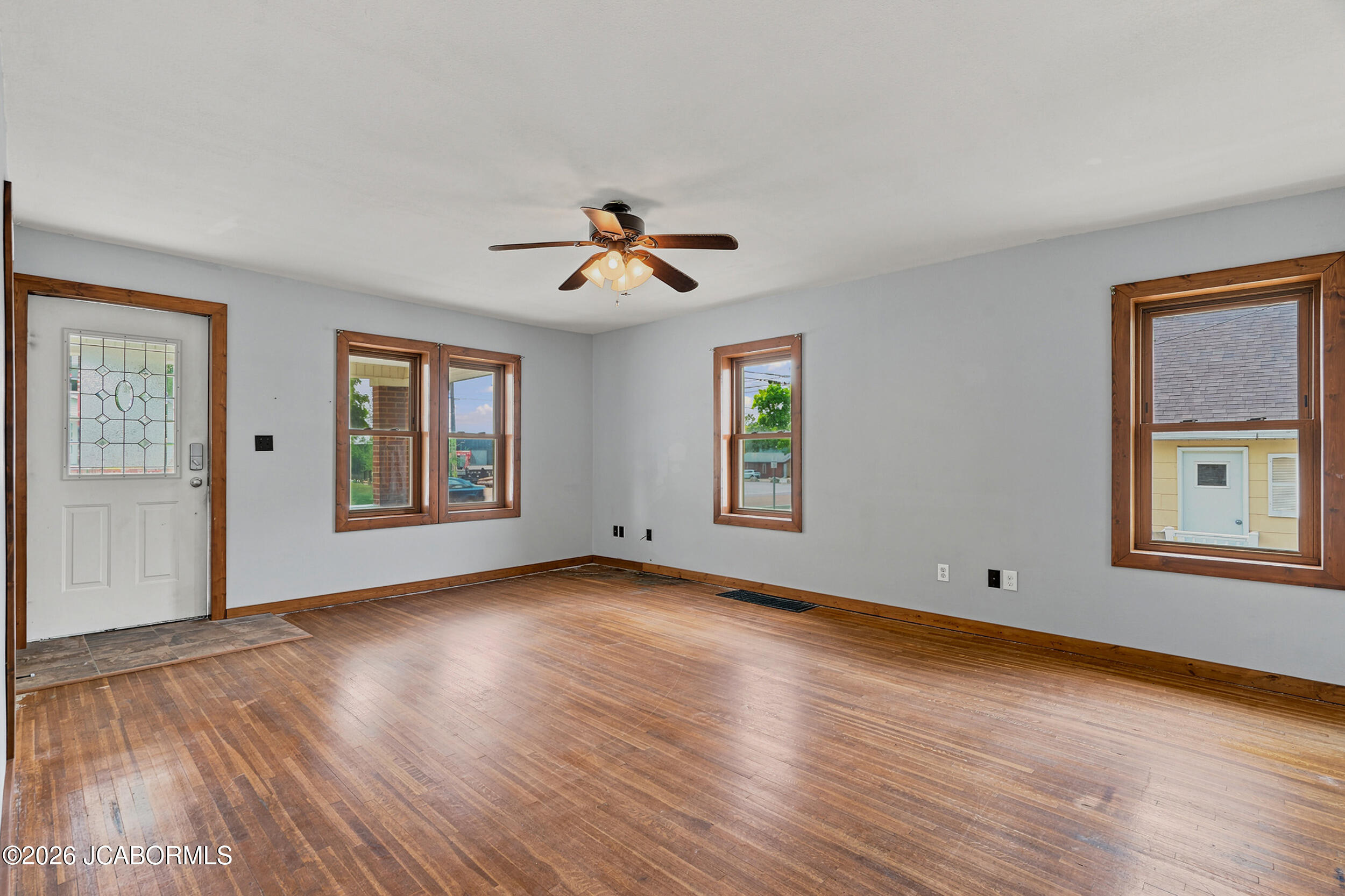 1109 E Main Street Property Photo 4