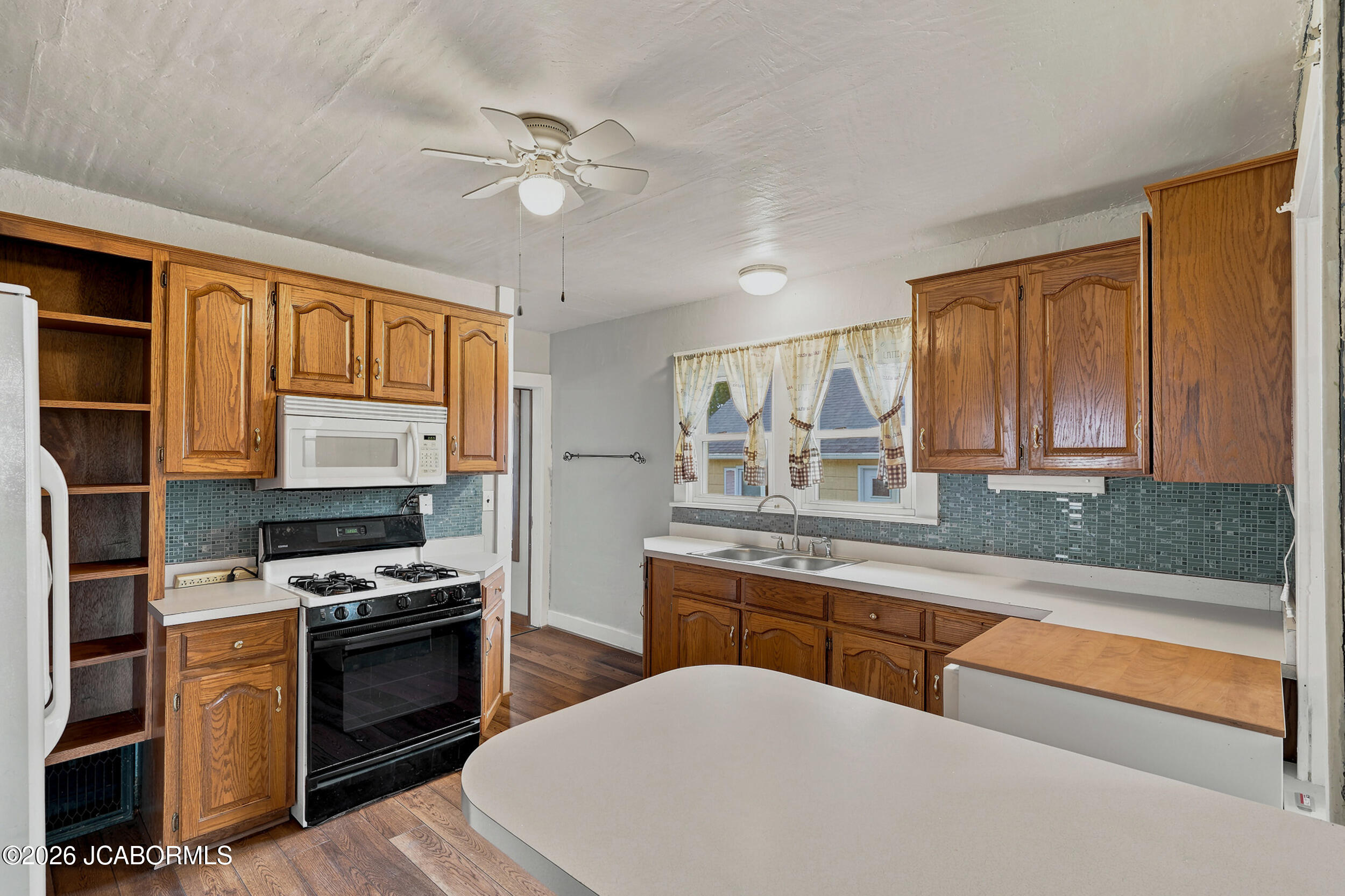1109 E Main Street Property Photo 14