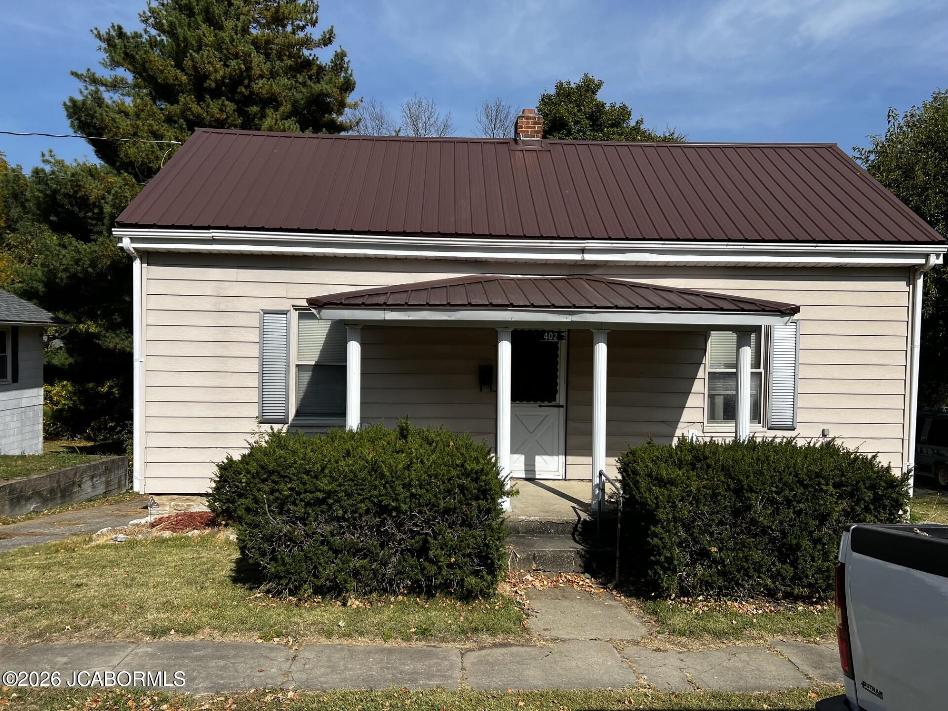 402 E Howard Street Property Photo 1