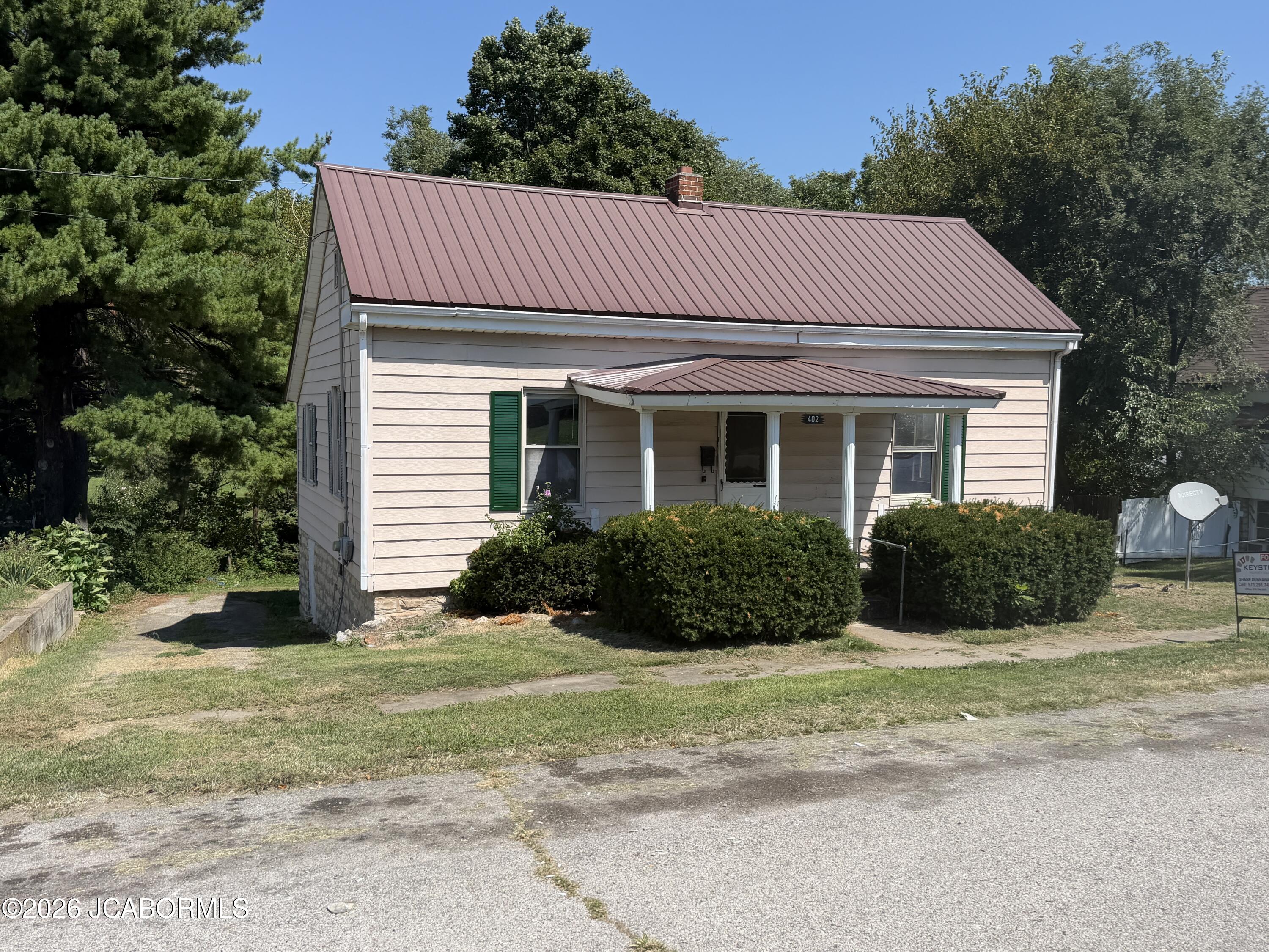 402 E Howard Street Property Photo 1