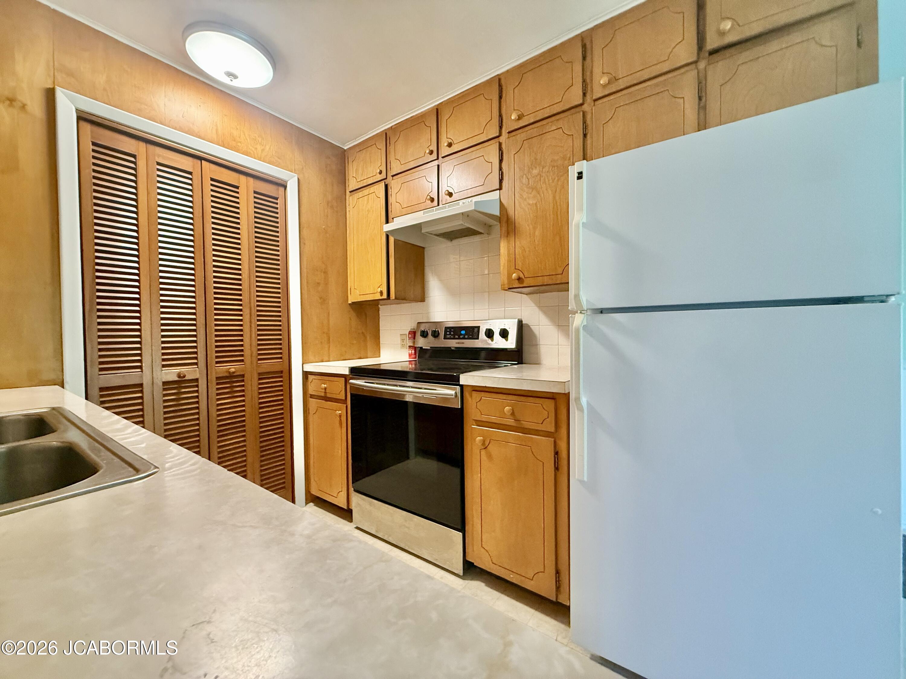 678 S Summit Drive Property Photo 10