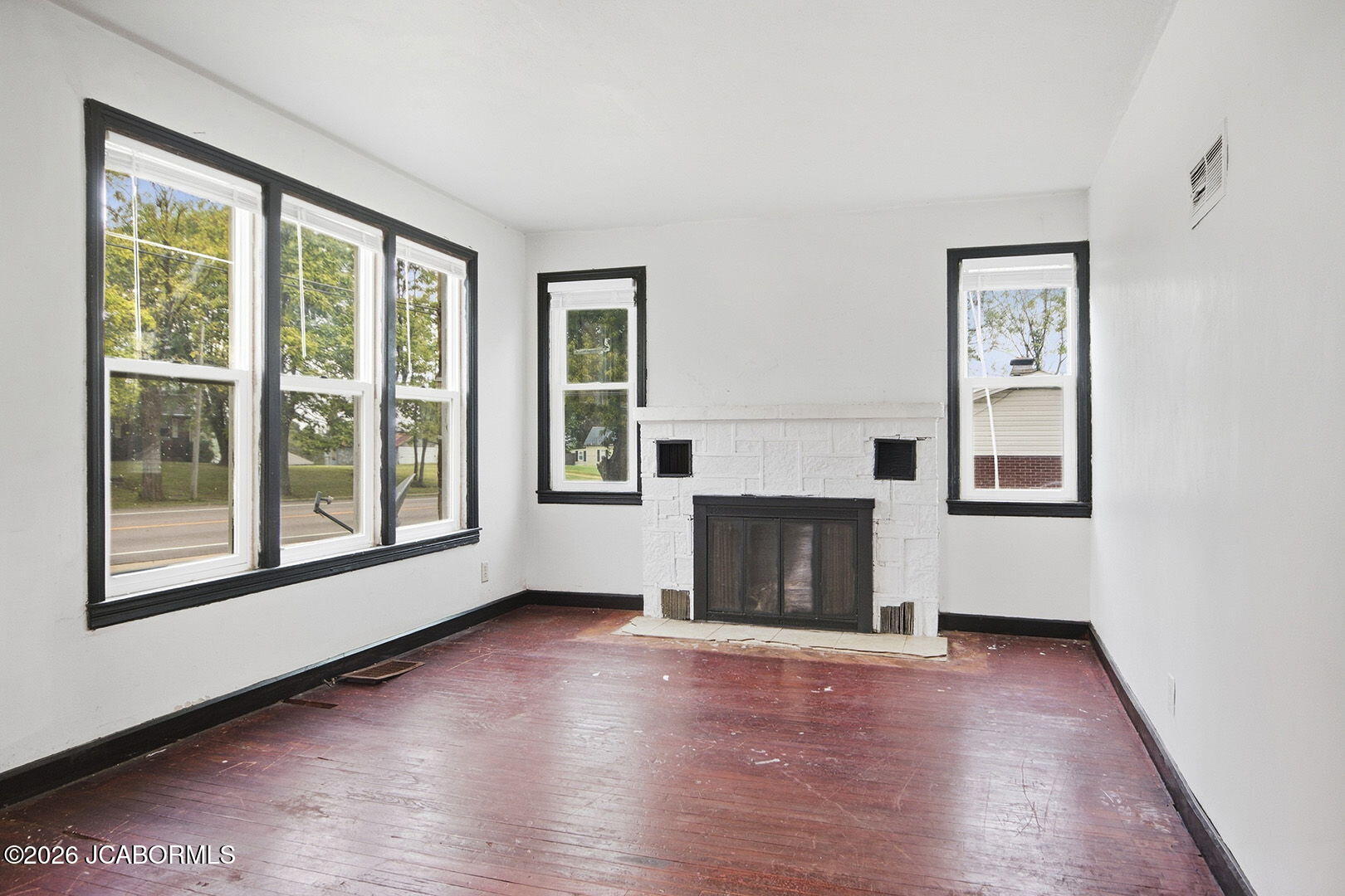 1127 E Main Street Property Photo 5