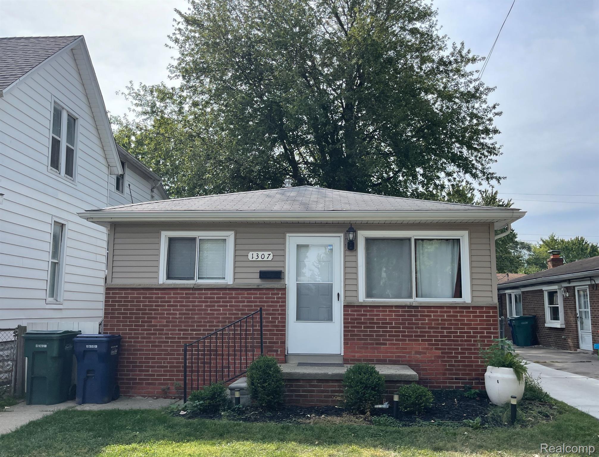 1307 Pagel Ave Property Photo 1