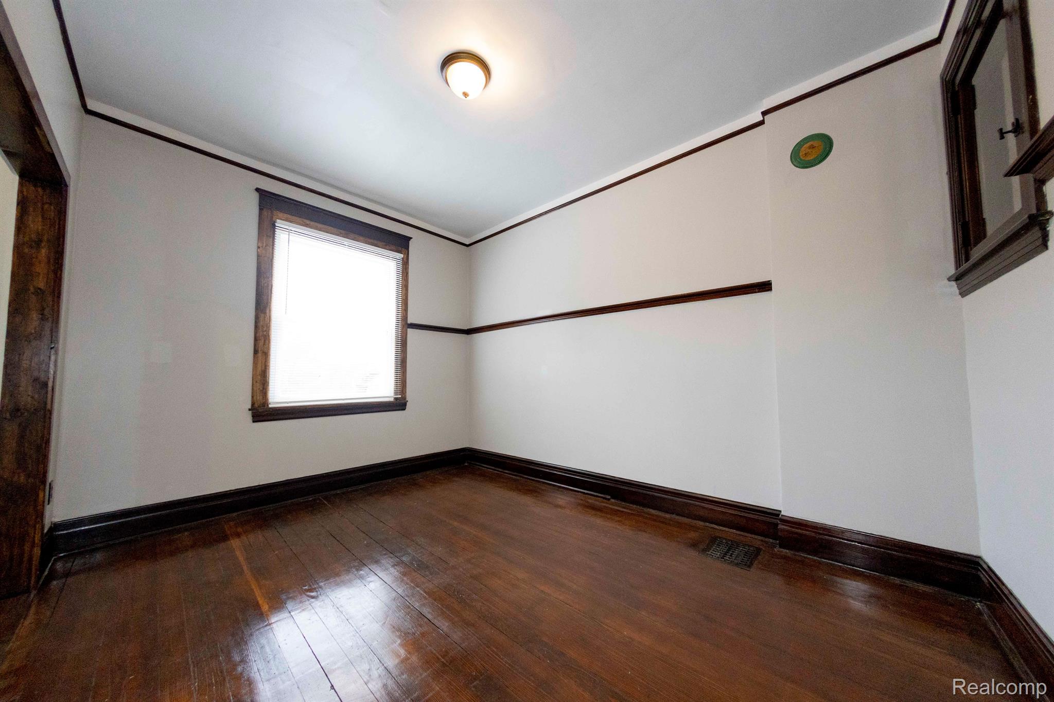 14536 E Jefferson Ave Property Photo 14