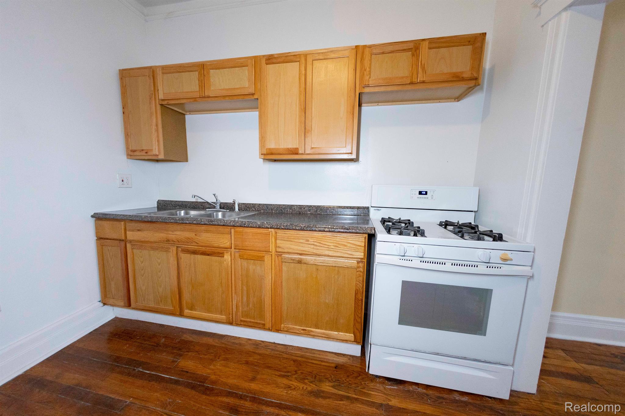 14536 E Jefferson Ave Property Photo 44