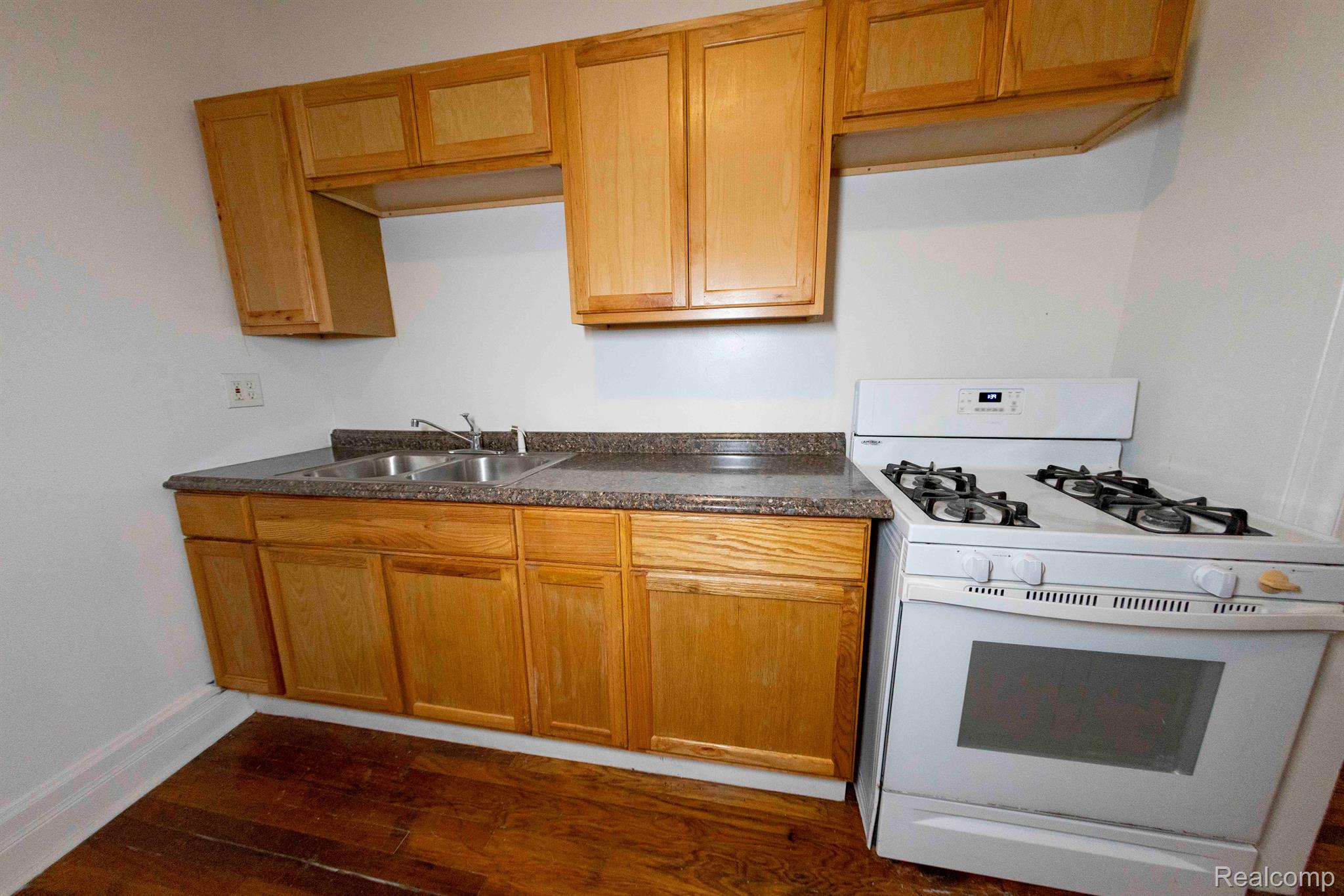 14536 E Jefferson Ave Property Photo 59