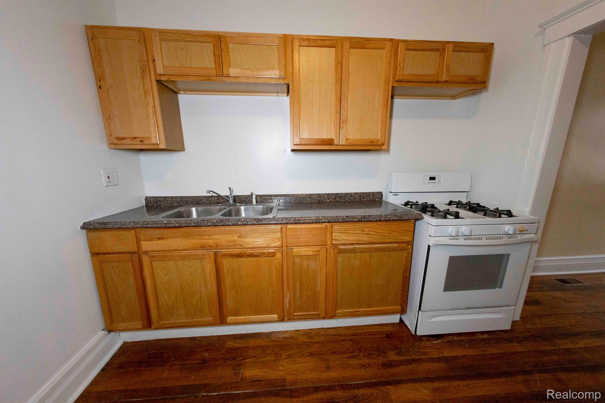 14536 E Jefferson Ave Property Photo 60