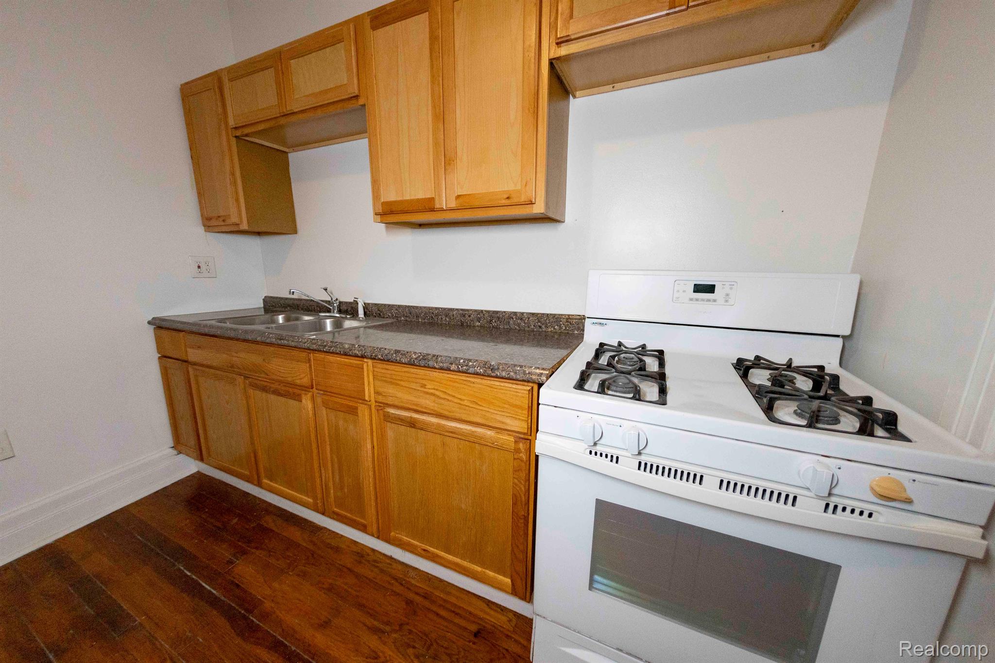 14536 E Jefferson Ave Property Photo 62