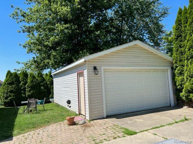 5935 Tower Dr Property Photo 4