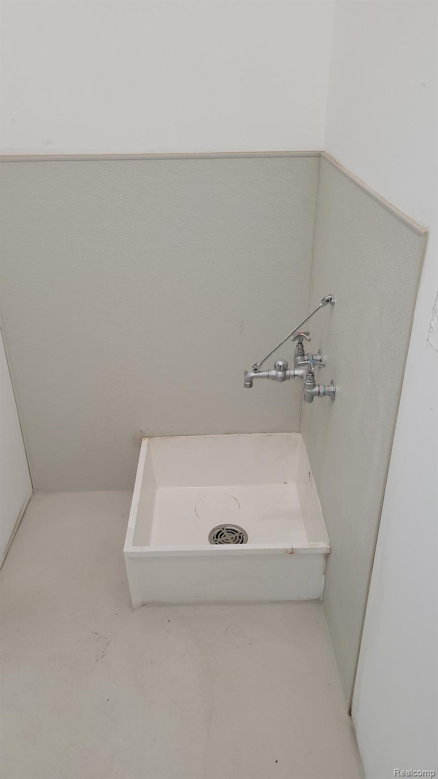 16771 Middlebelt Rd Property Photo 14
