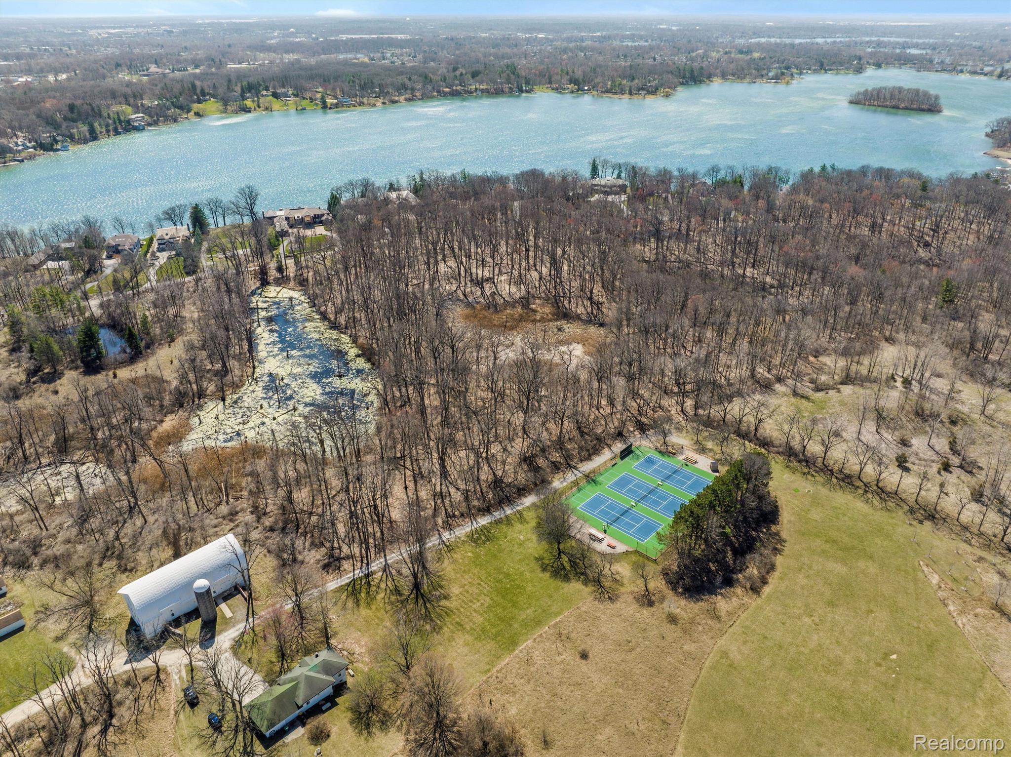 940 Lake Angelus Shrs Property Photo 13