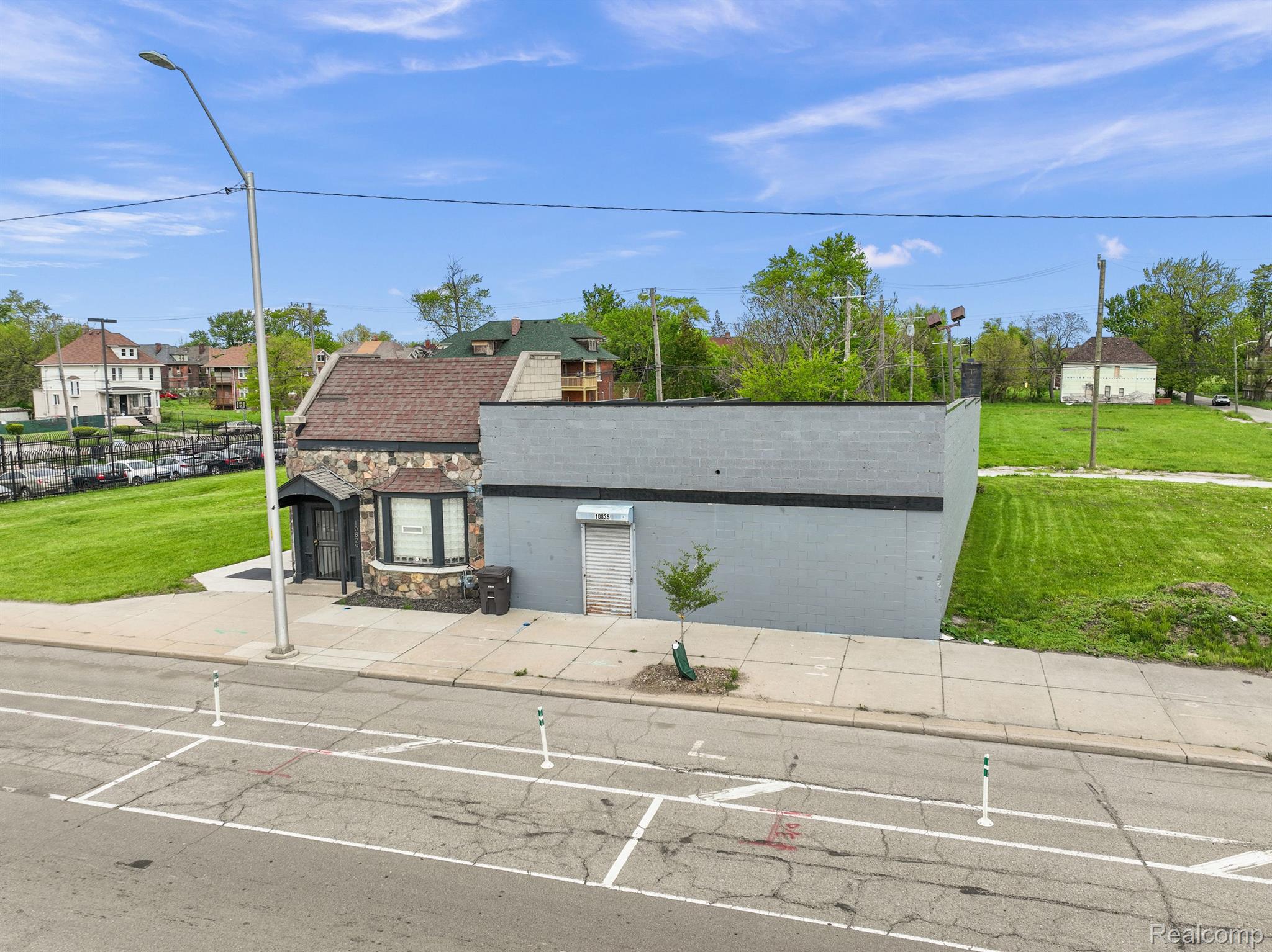 10829 E Jefferson Ave Property Photo 4