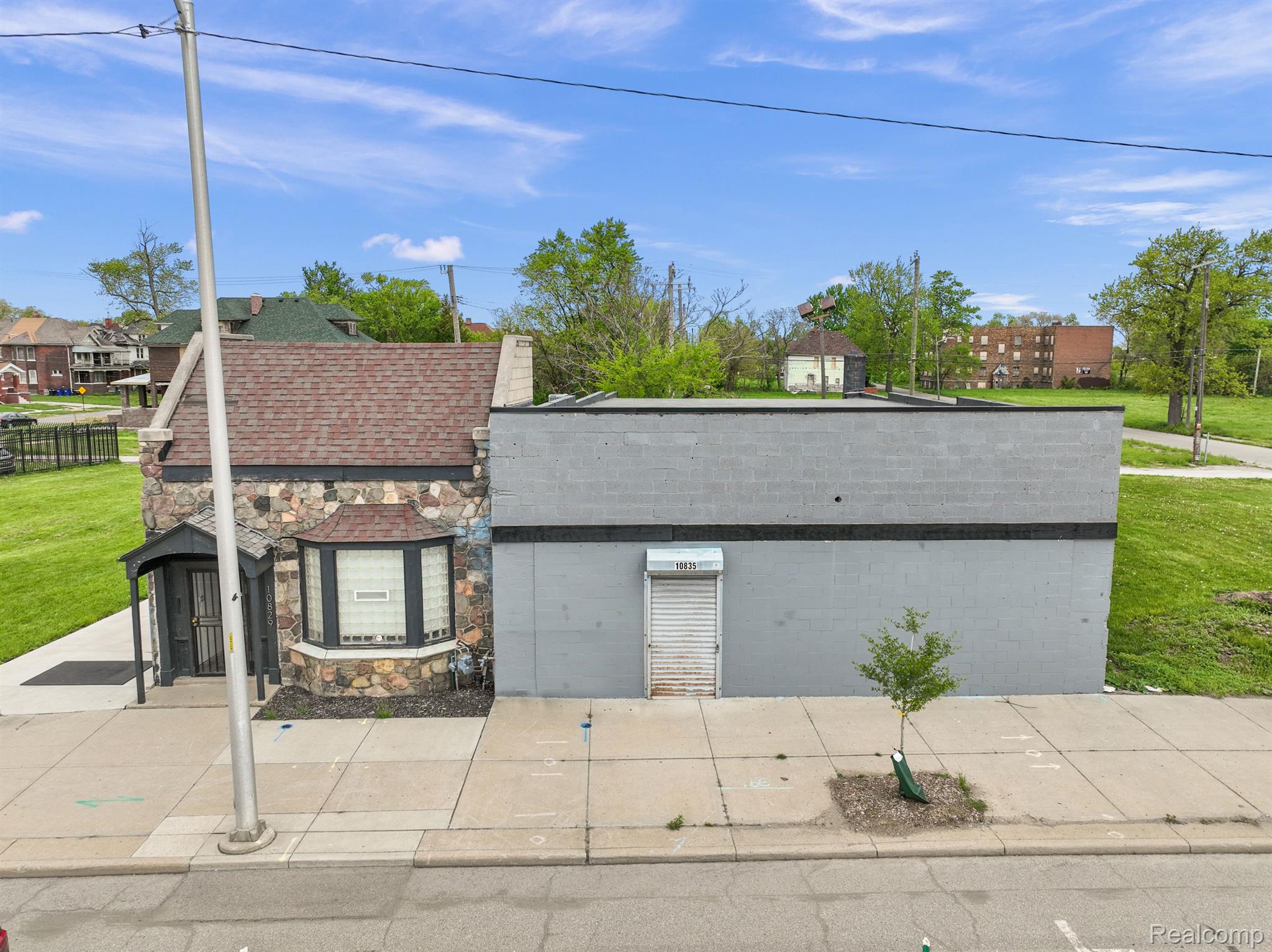 10829 E Jefferson Ave Property Photo 33