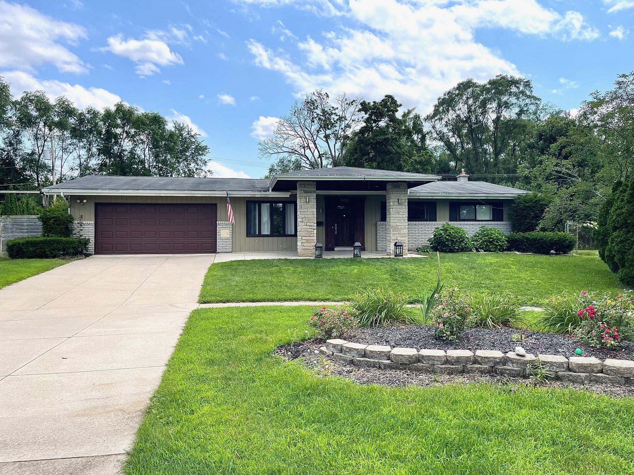 8488 ROBINWOOD CIR Property Photo 1