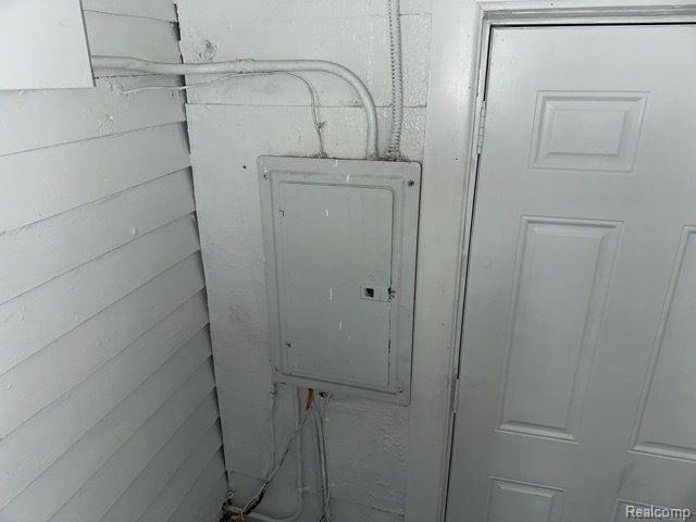 19171 Glastonbury Rd Property Photo 9