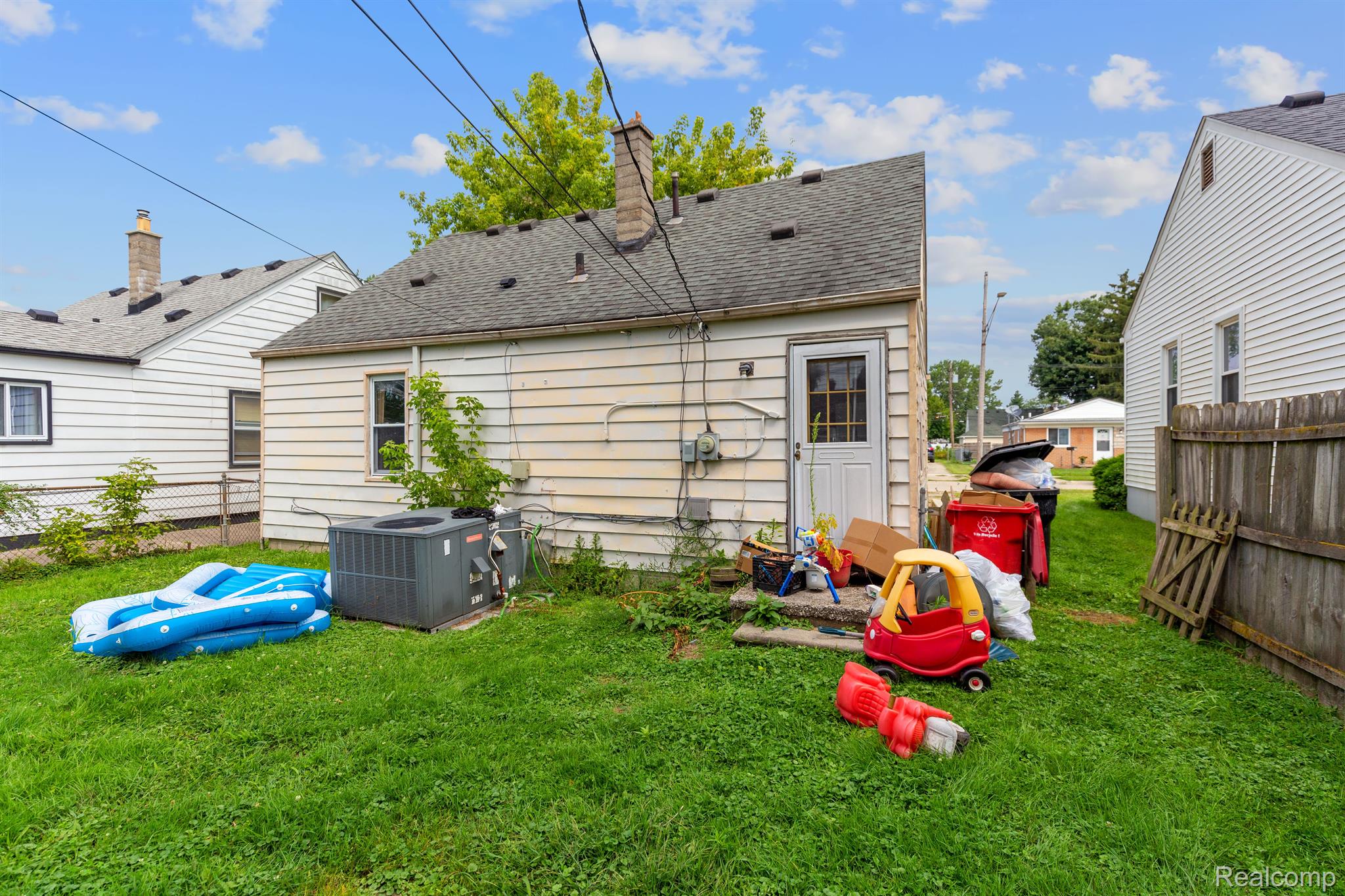 17484 Lowell St Property Photo 6