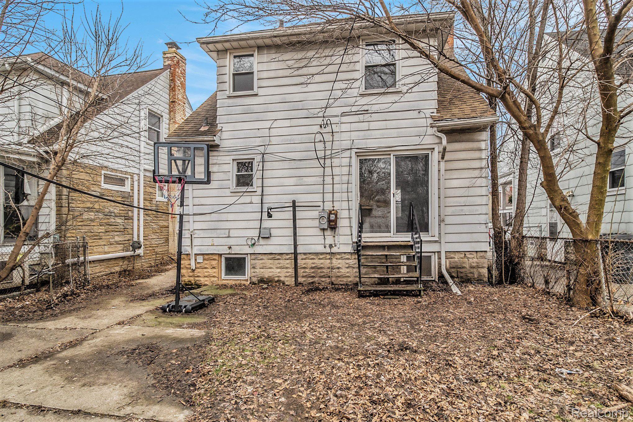 631 Spencer St Property Photo 16