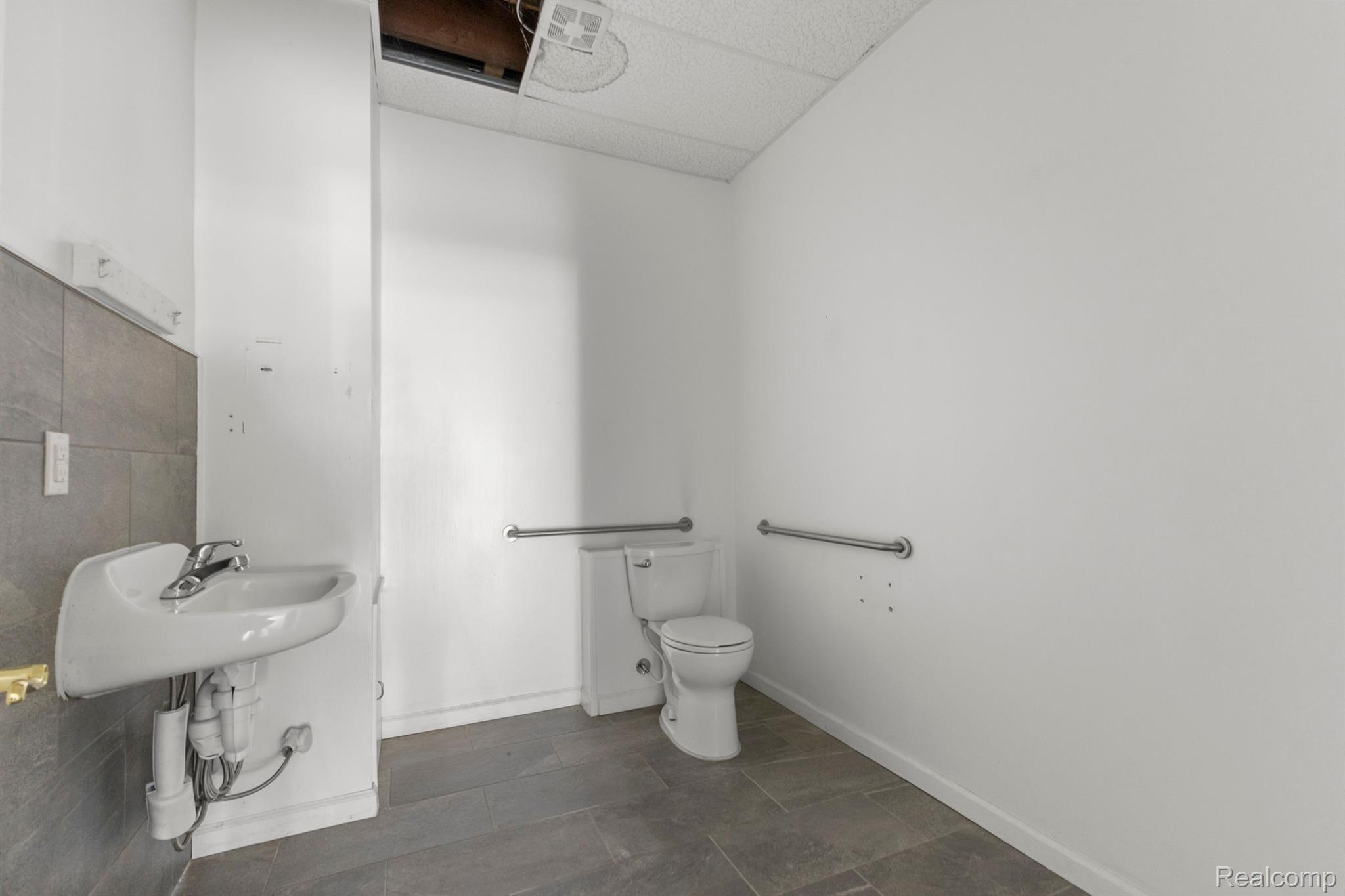 25420 Grand River Ave Property Photo 15