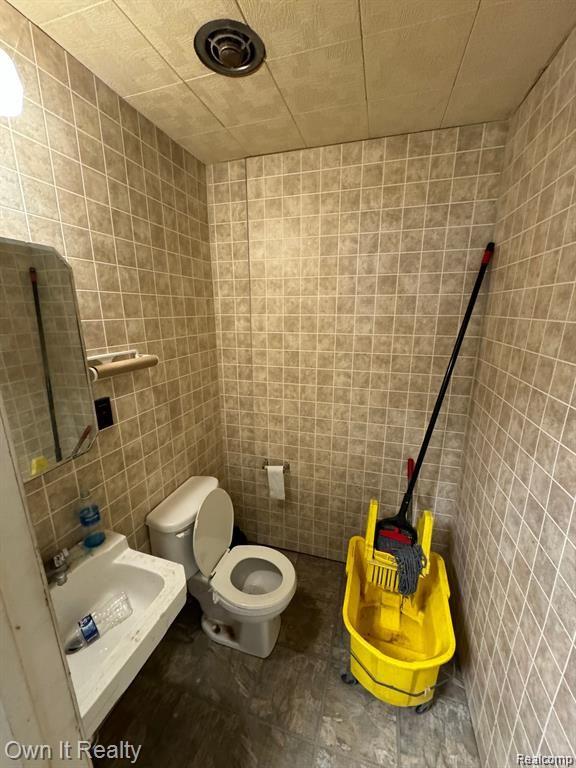 3170 Fort St Property Photo 6