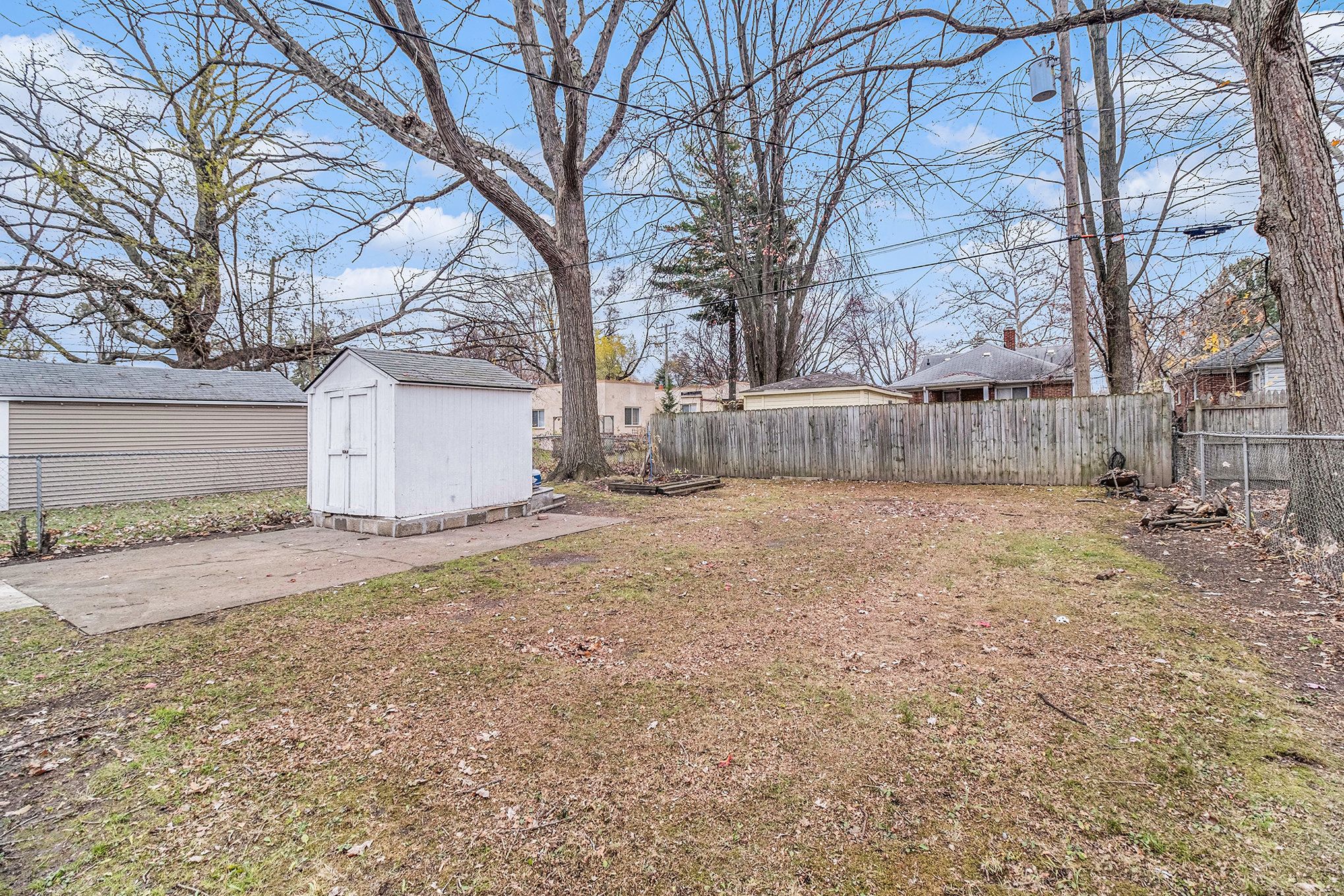 24350 Parklawn St Property Photo 16