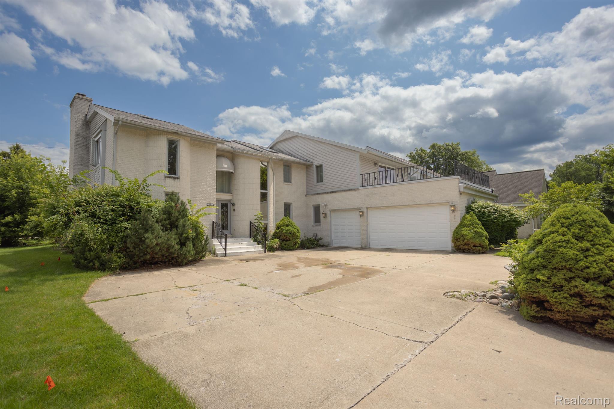 5881 Naneva Property Photo 3