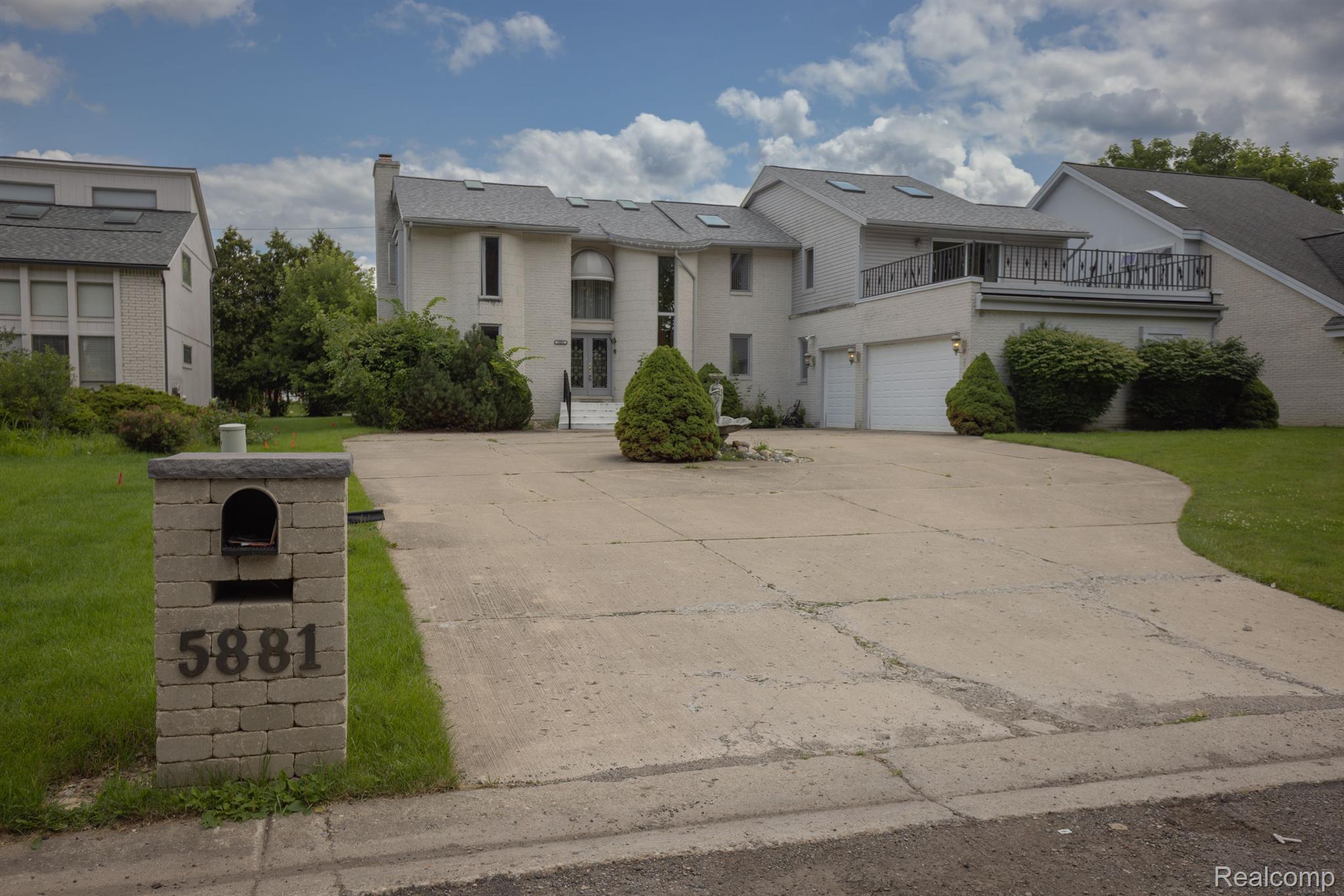 5881 Naneva Property Photo 4