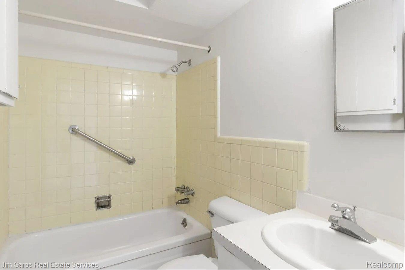 16425 E 12 Mile - 1 Bed Units Rd Property Photo 6