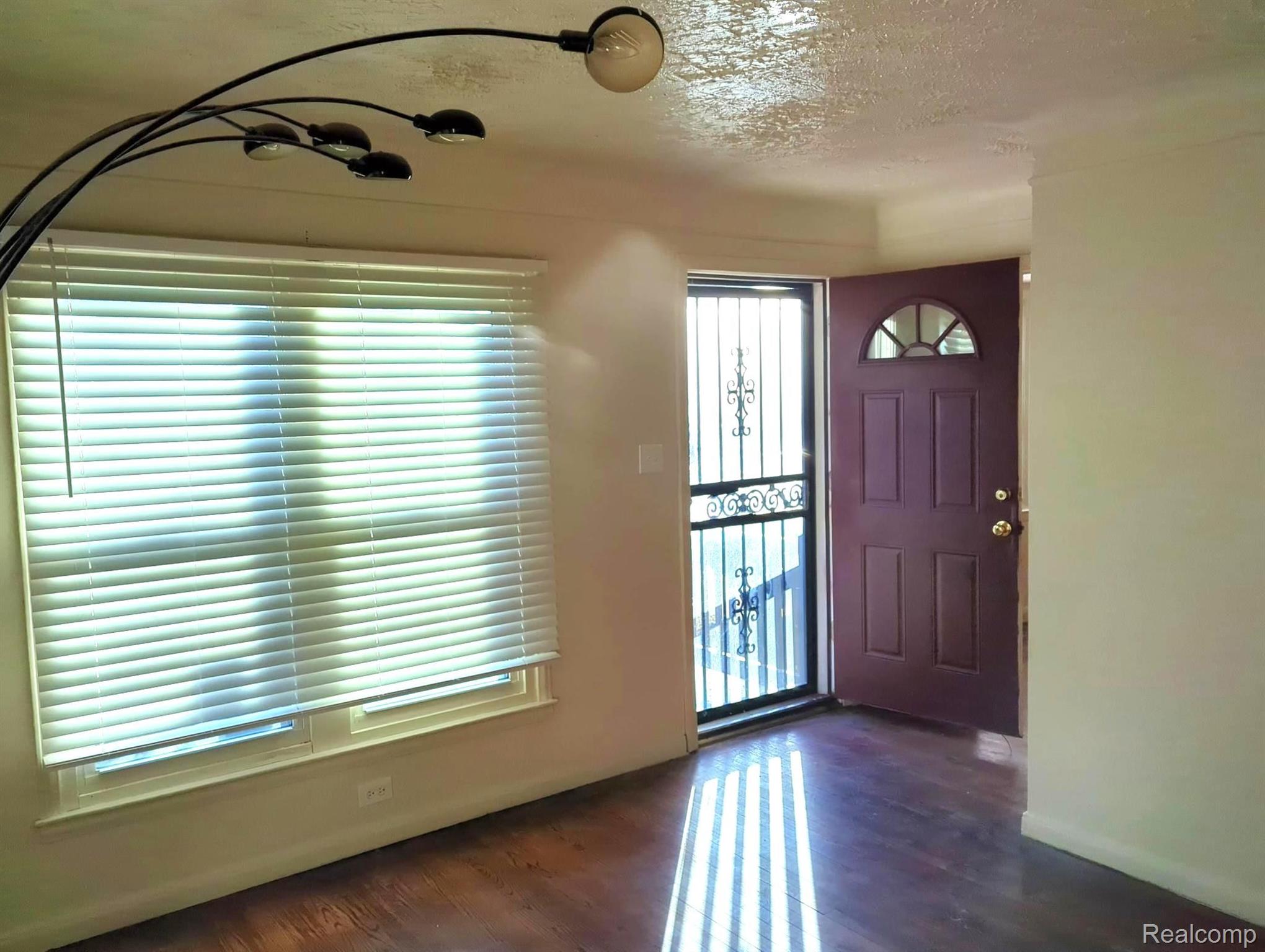 20313 Schoenherr St Property Photo 5