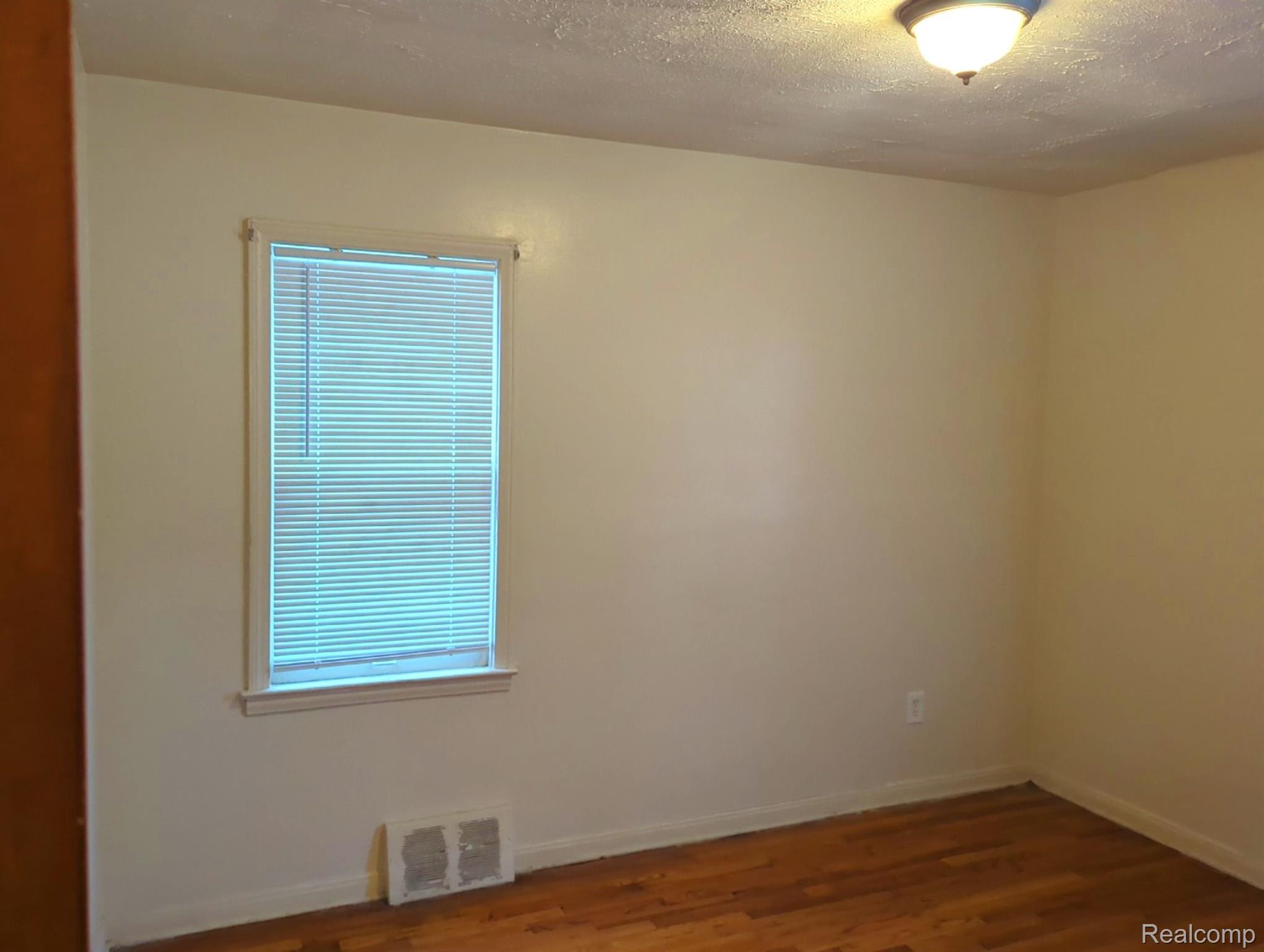 20313 Schoenherr St Property Photo 16