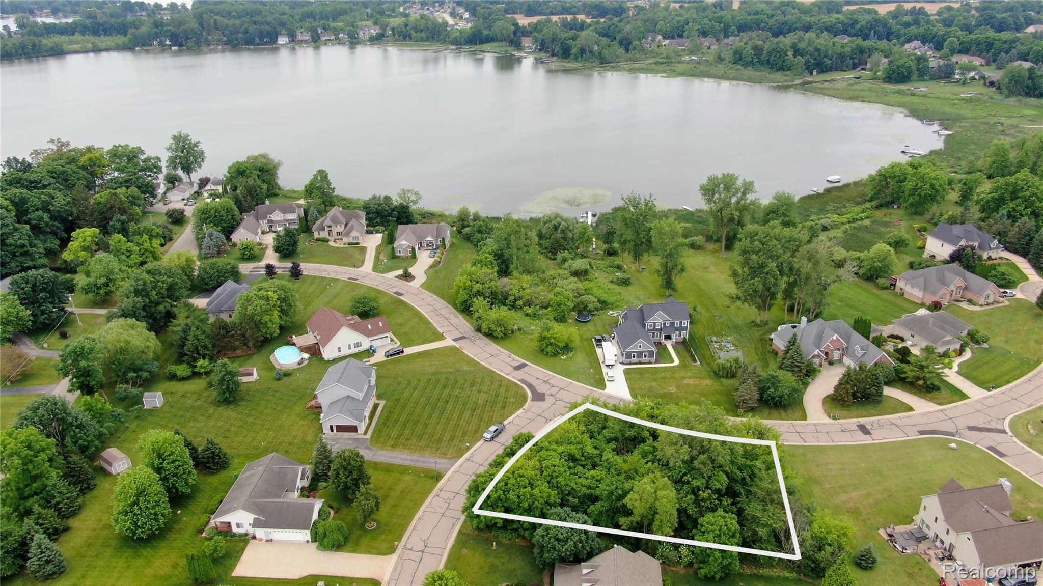 13042 Keweenaw Crt Property Photo 3