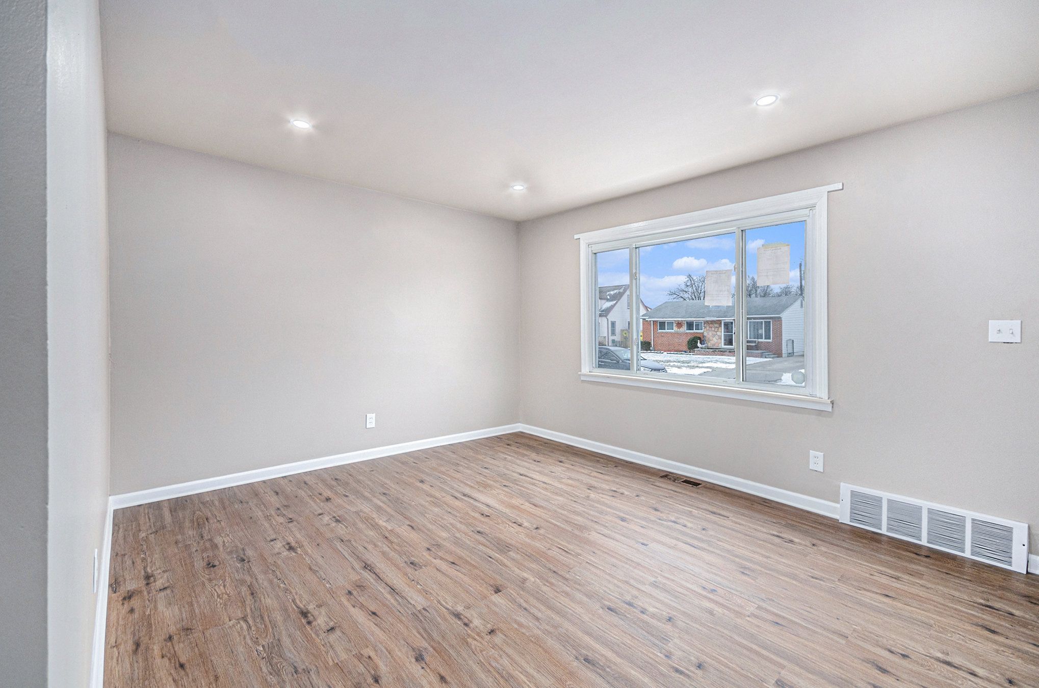 23225 Beverly St Property Photo 3