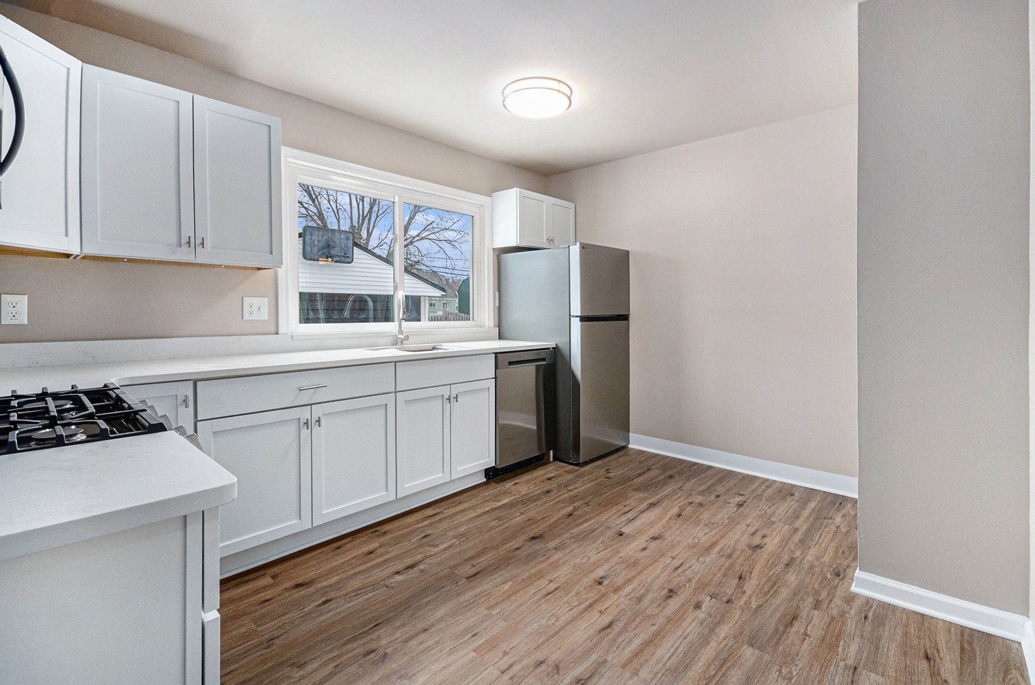 23225 Beverly St Property Photo 6