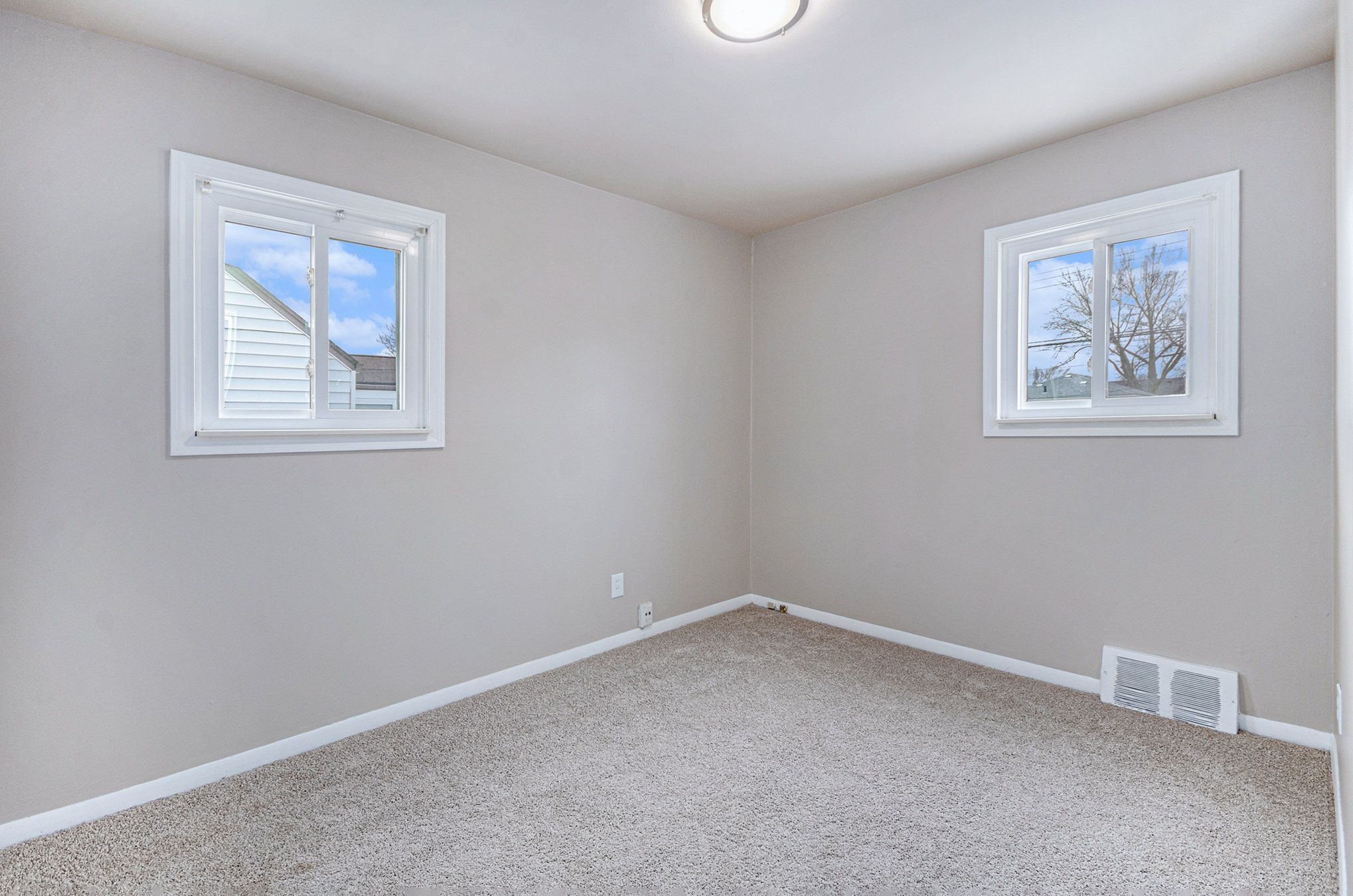 23225 Beverly St Property Photo 8