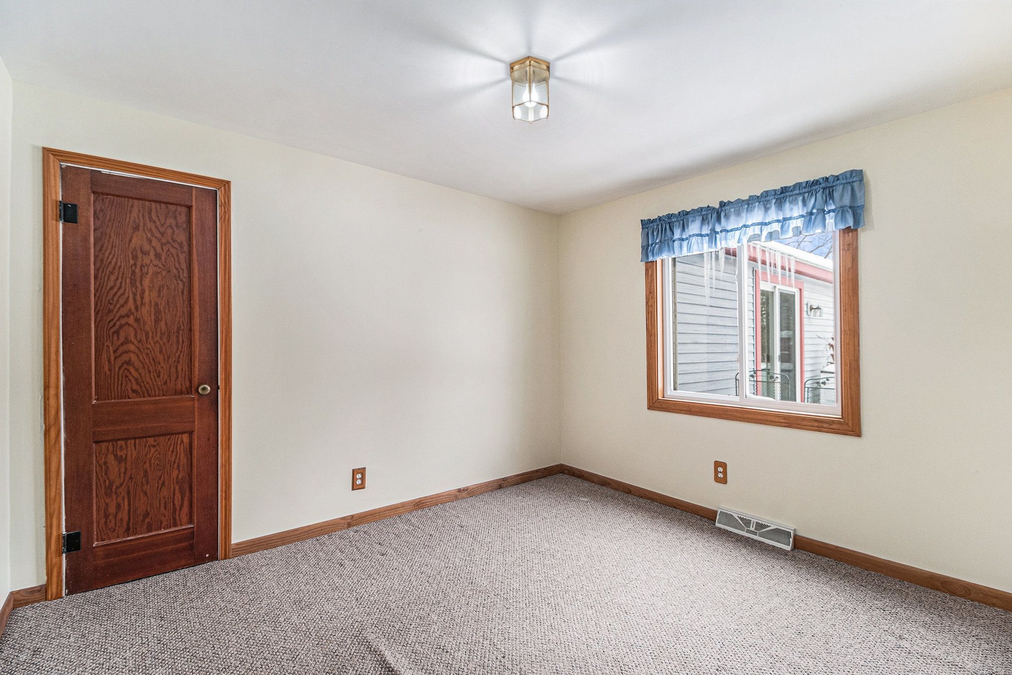 6498 Simmons Dr Property Photo 15